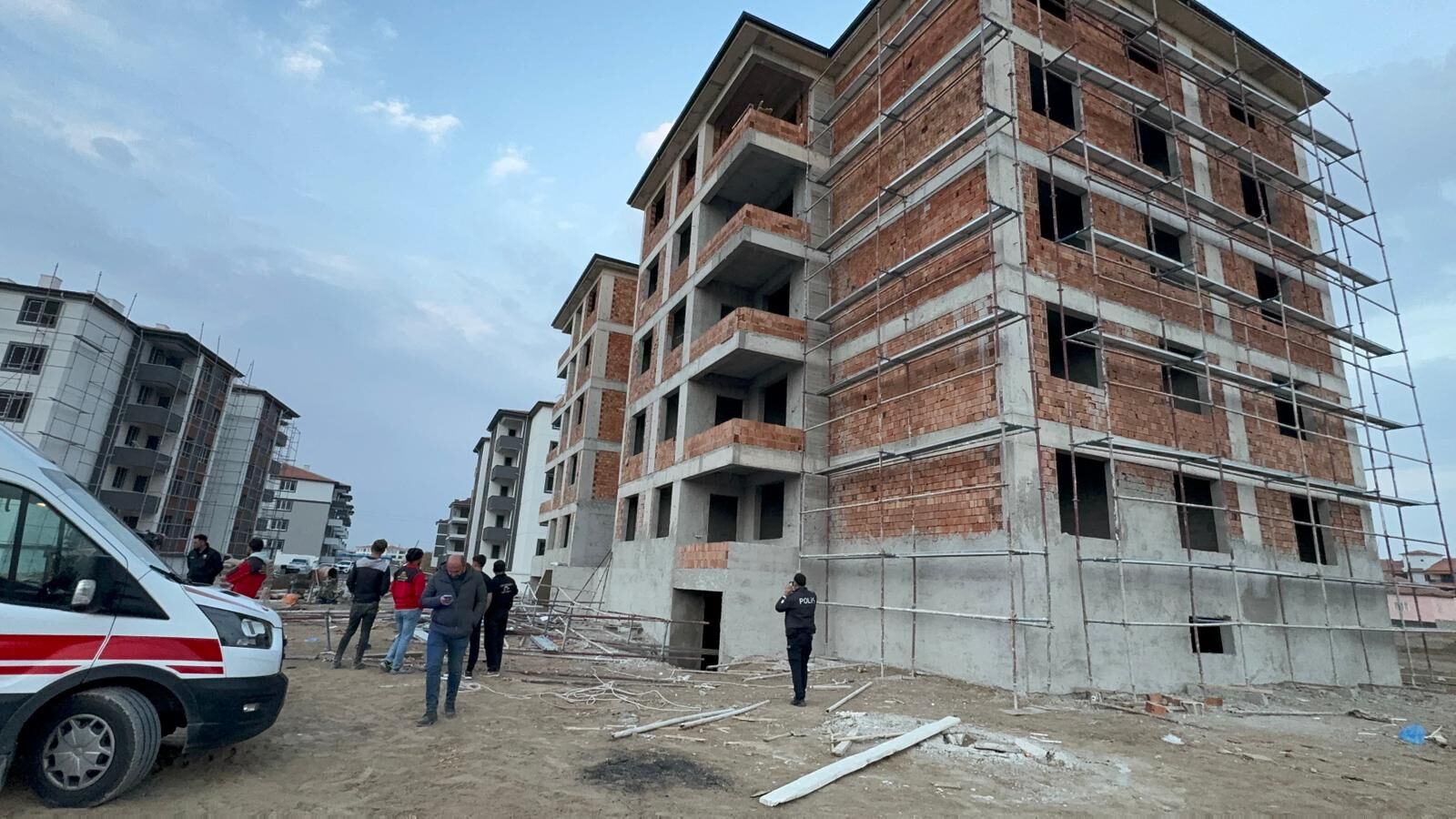 Konya'da üzerine iskele düşen 2 işçi yaralandı