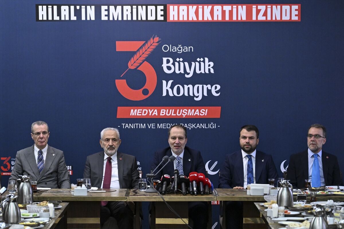 Yeniden Refah Partisi Genel Başkanı Erbakan, basın toplantısı düzenledi: