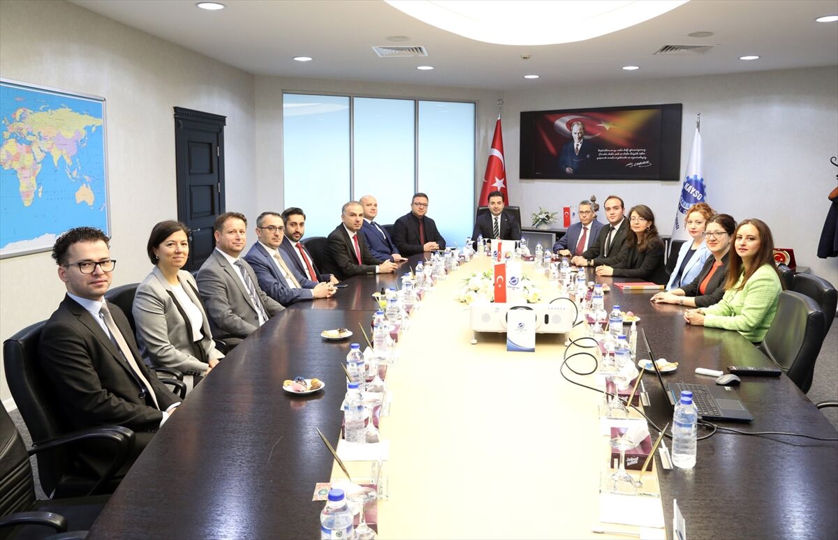Kayseri'de sanayicilerle bir araya gelen ticaret müşavirleri ve ataşeleri tecrübelerini paylaştı