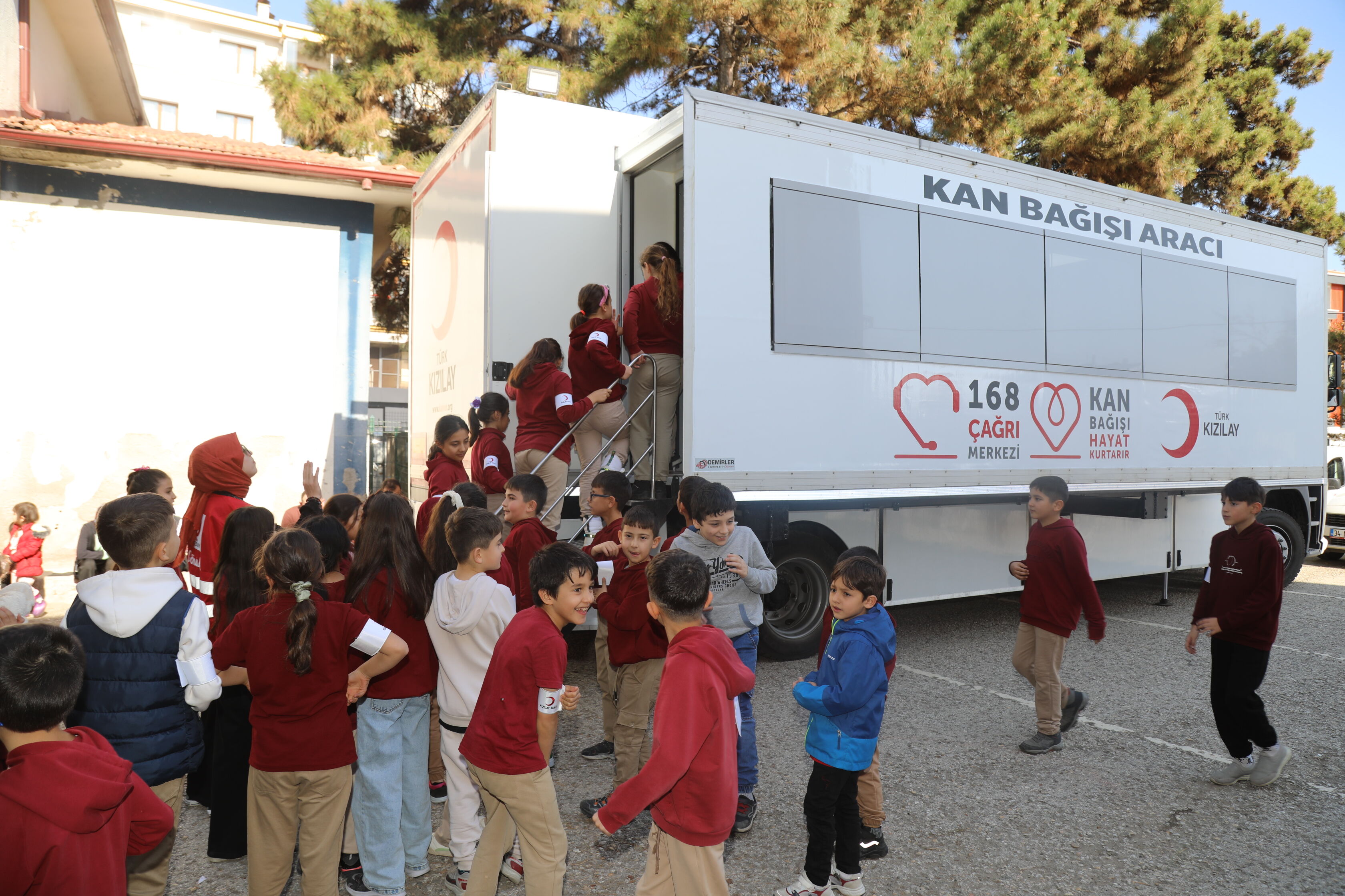 Ankara'da öğrenciler çağırdı, veliler kan bağışına geldi