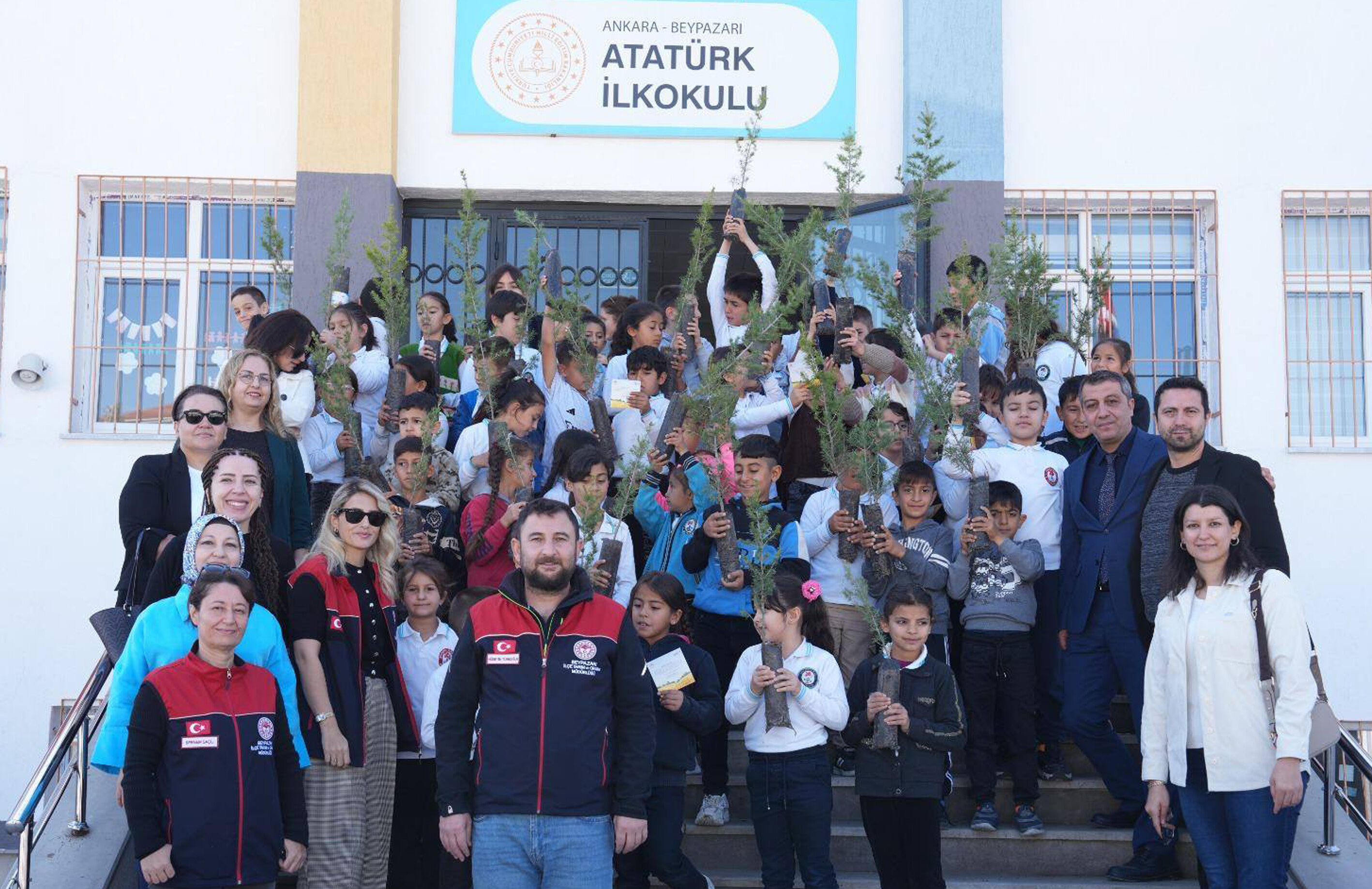 Beypazarı'nda öğrencilere fidan hediye edildi