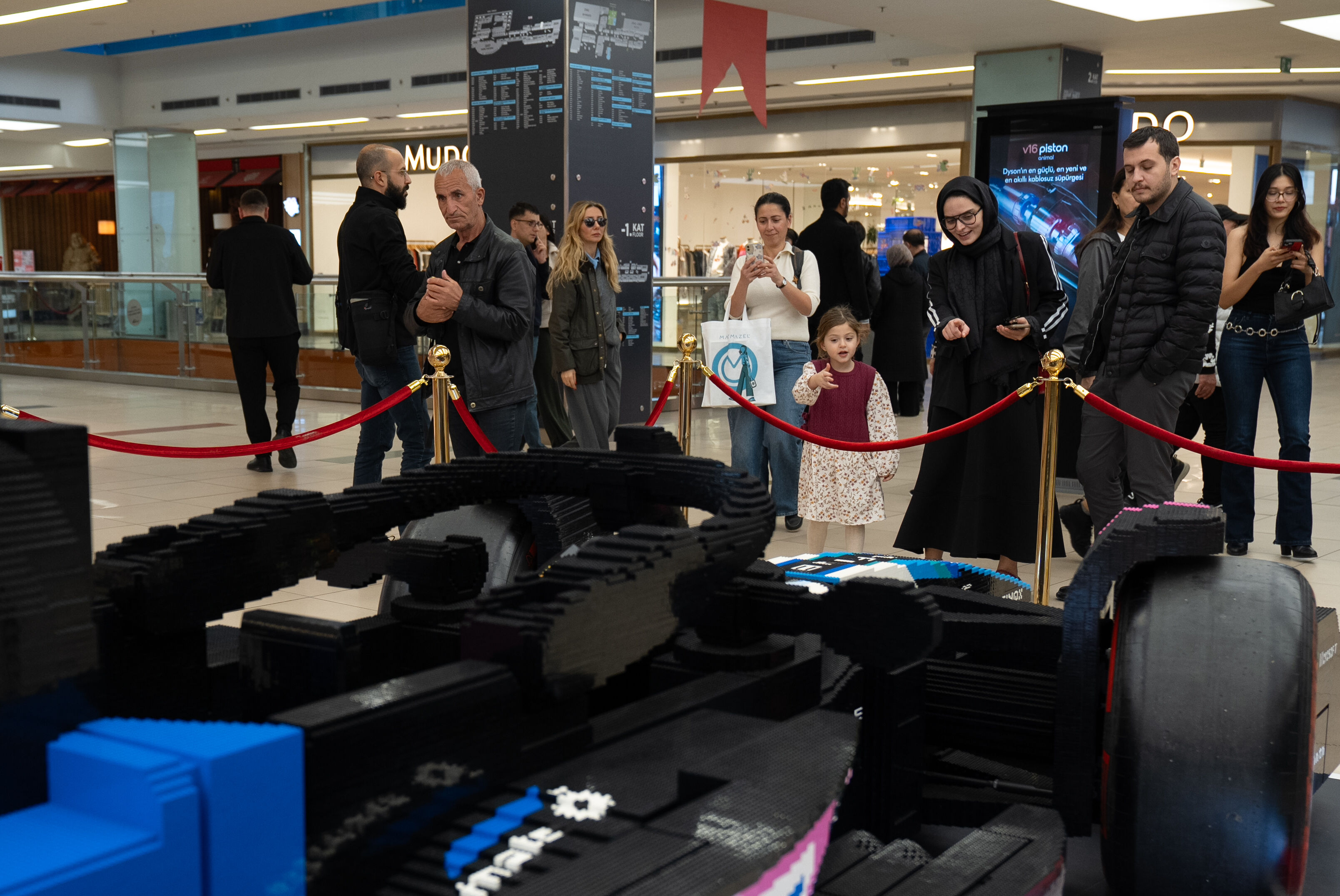 400 bin 'lego' parçasıyla yapılan Formula 1 aracı Ankara'da sergileniyor