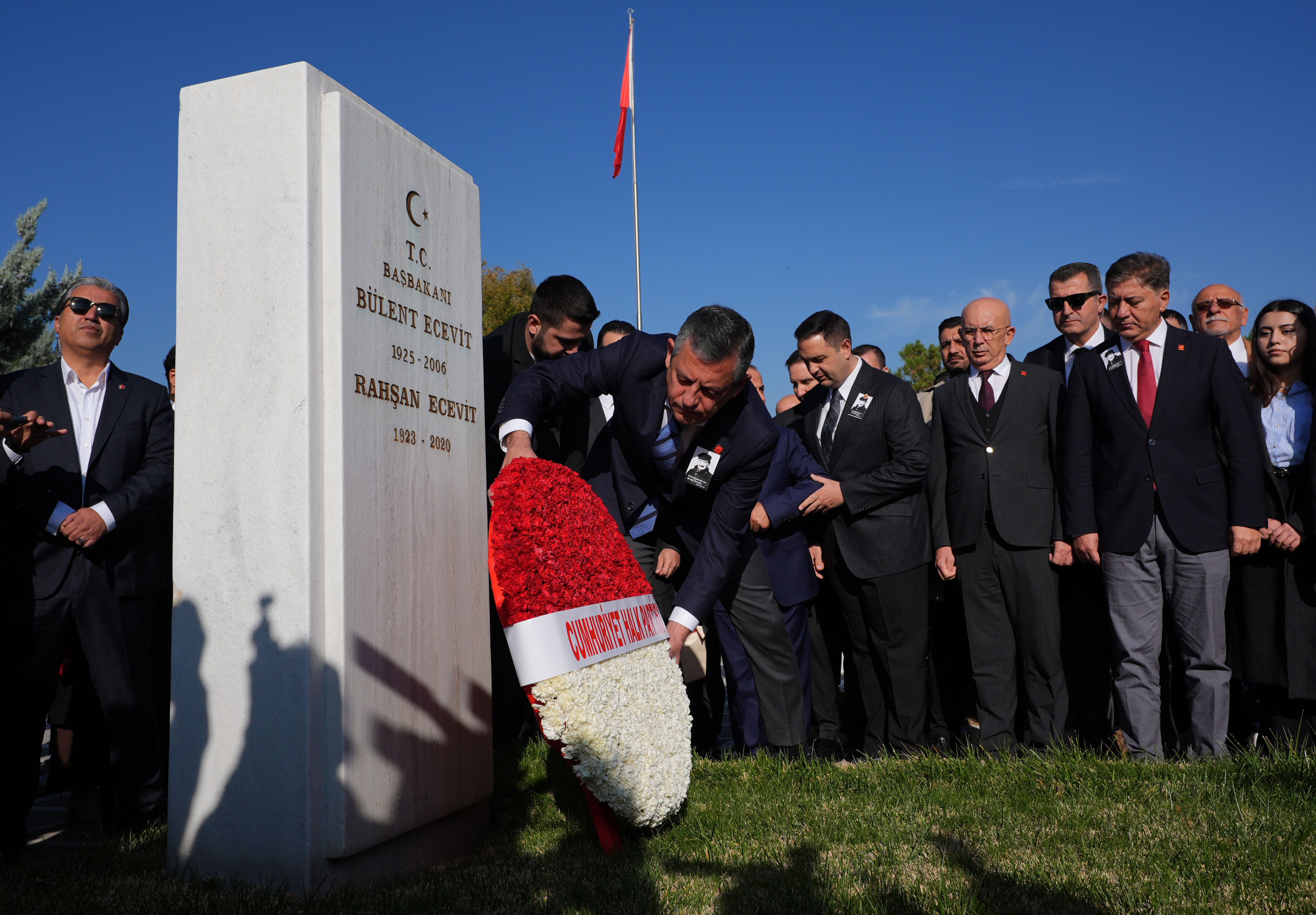 CHP Genel Başkanı Özel, vefatının 19. yılı dolayısıyla Bülent Ecevit'in kabrini ziyaret etti: