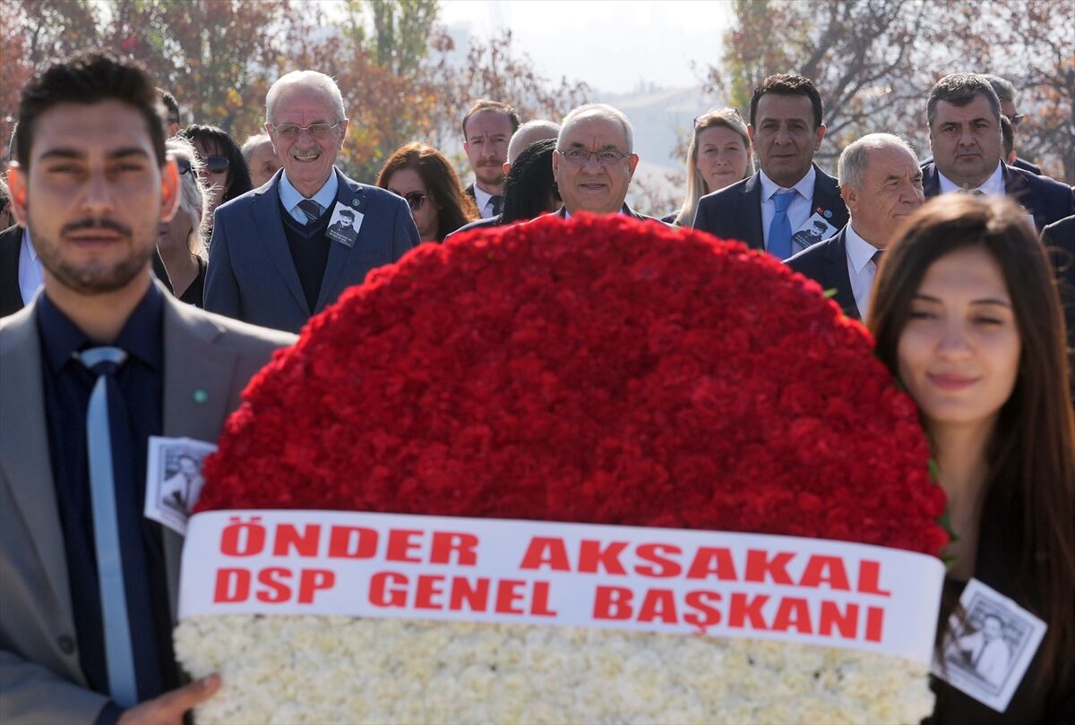 DSP Genel Başkanı Aksakal, vefatının 19. yılında Bülent Ecevit'in kabrini ziyaret etti