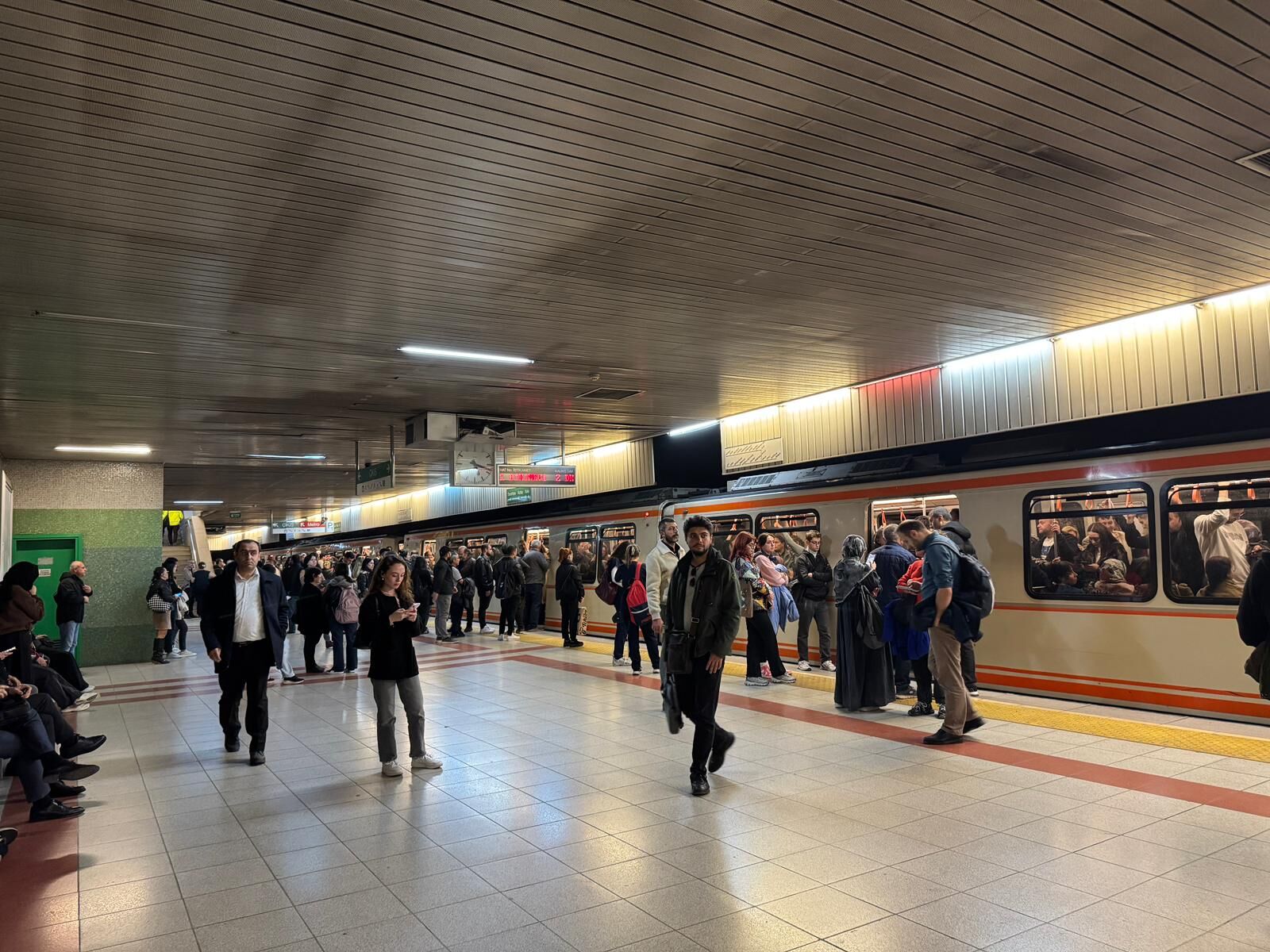 Kızılay İstasyonu'ndaki ANKARAY treni arızalandı, yolcular EGO otobüslerine yönlendirildi
