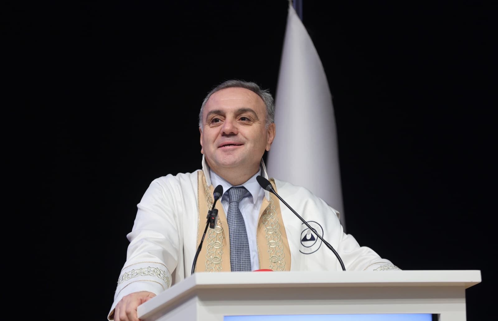 ERÜ Tıp Fakültesinin yeni öğrencileri beyaz önlük giydi