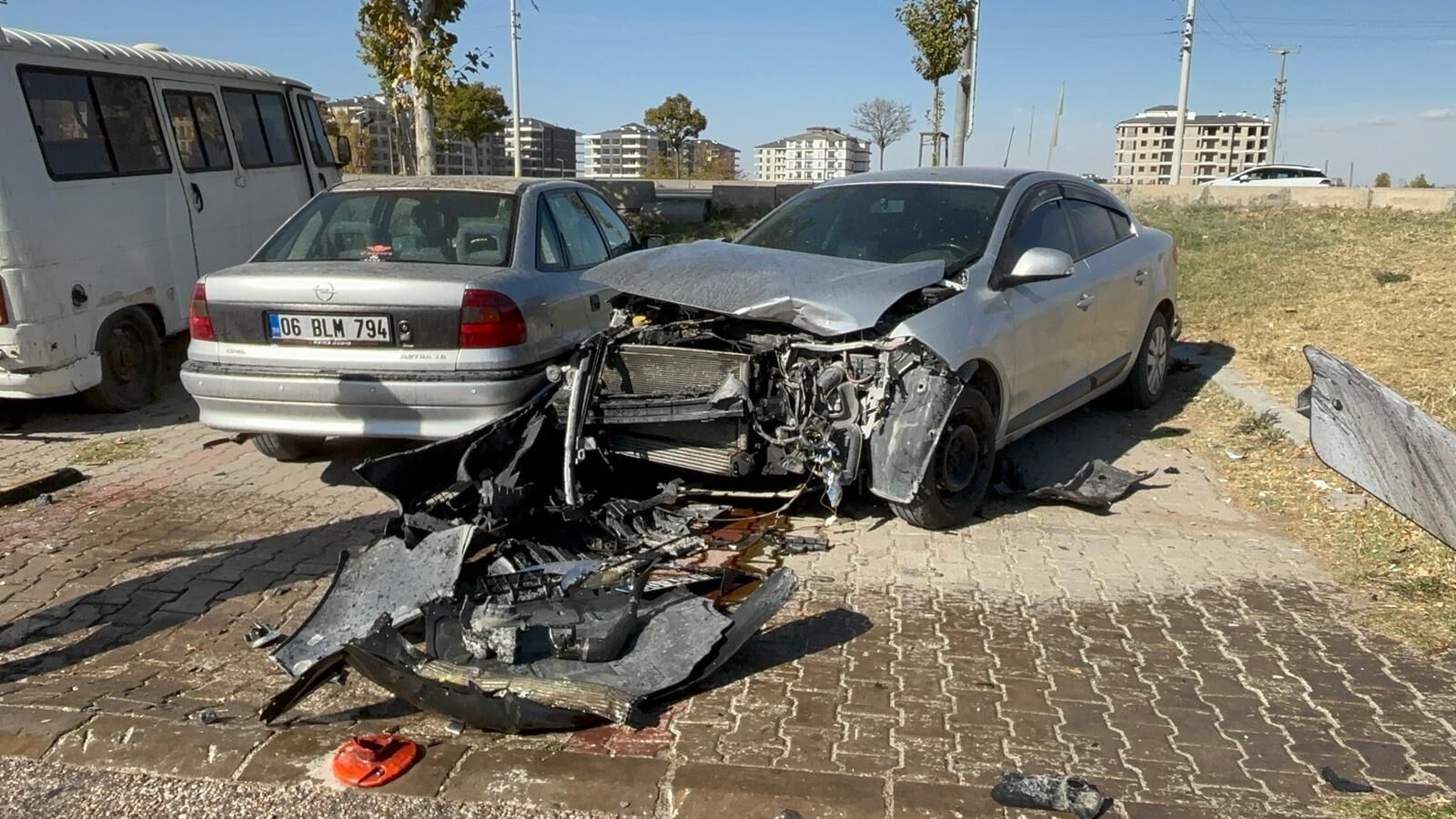 Aksaray'da otomobilin park halindeki araçlara çarpması sonucu 2 kişi yaralandı