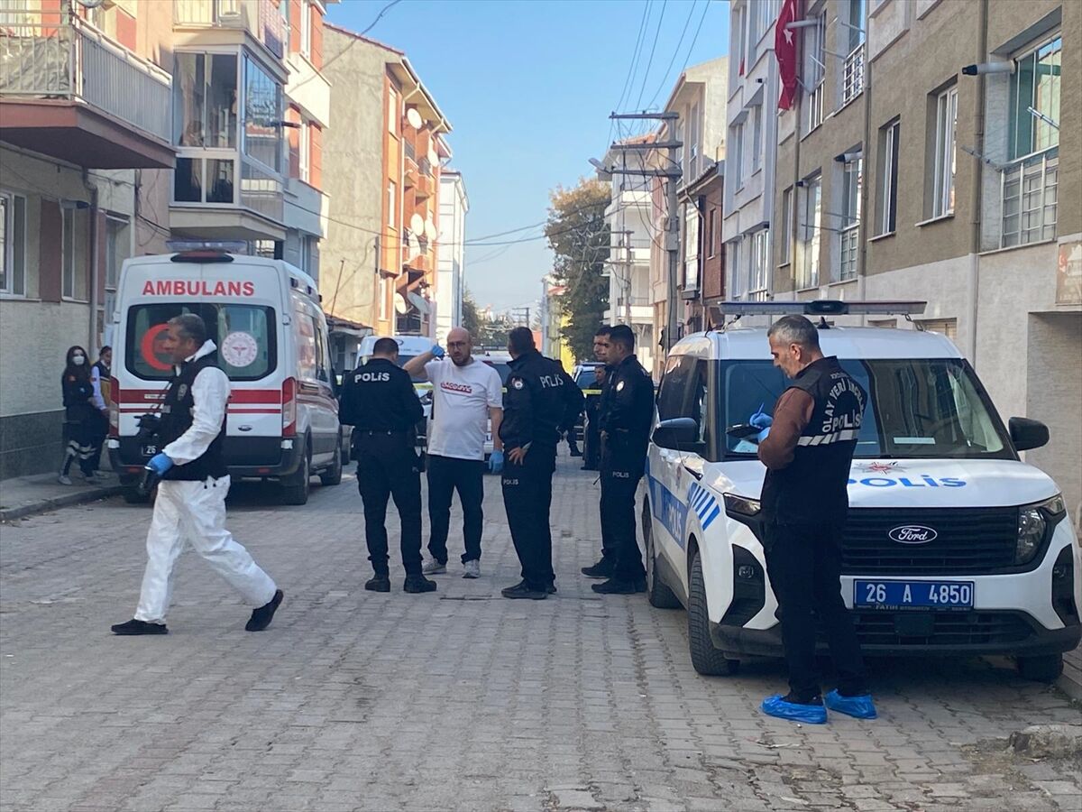 Eskişehir'de boğazında bıçak yarası olan bir kadın evinde ölü bulundu