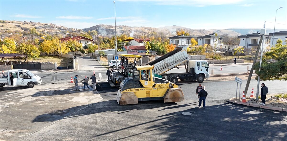 Melikgazi Belediyesi, Gesi Mimarsinan Caddesi'nde yolları yeniliyor