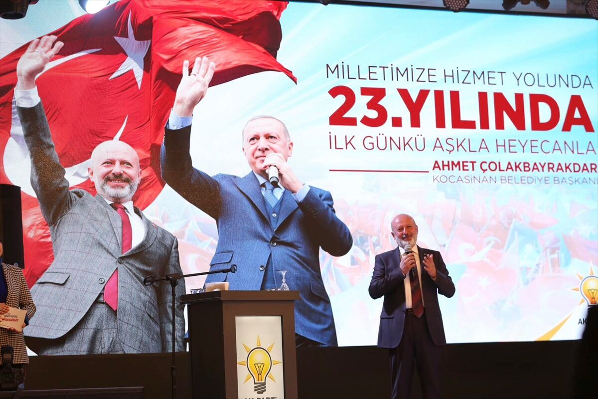 Başkan Çolakbayrakdar, AK Parti Kocasinan İlçe Teşkilatı mensuplarıyla bir araya geldi