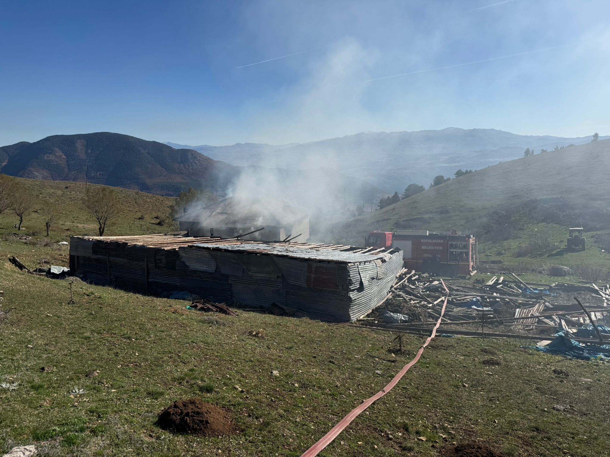 Sivas'ta yanan yayla evi kullanılamaz hale geldi