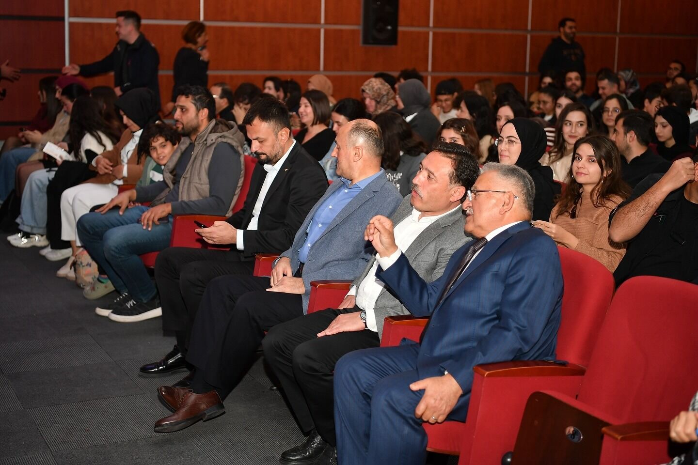 Vali Çiçek ve Başkan Büyükkılıç, Aşık Veysel tiyatro oyununu izledi