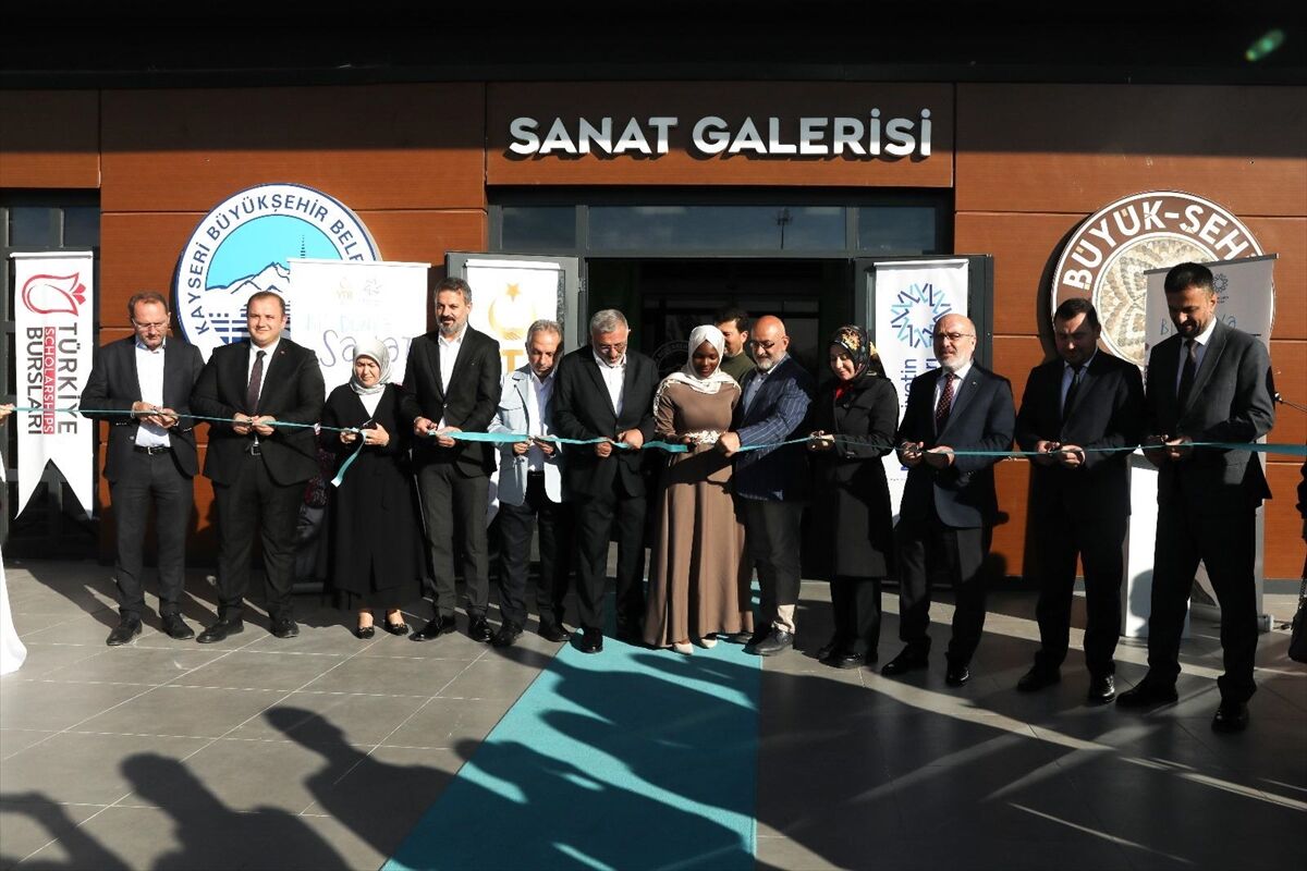Kayseri'de 'Bi' Dünya Sanat' adlı karma sergi açıldı