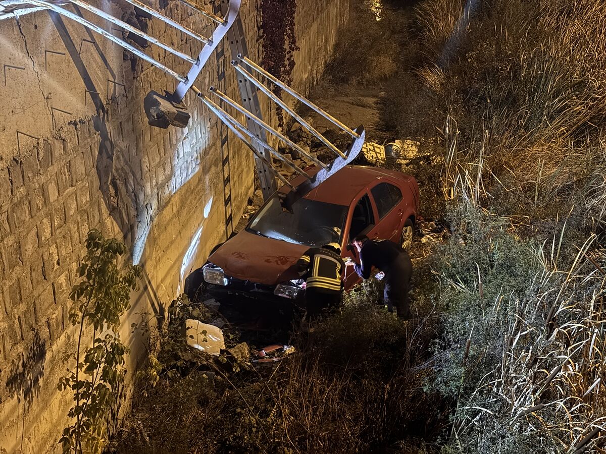 Kayseri'de kanala düşen otomobilin sürücüsü kazadan yara almadan kurtuldu