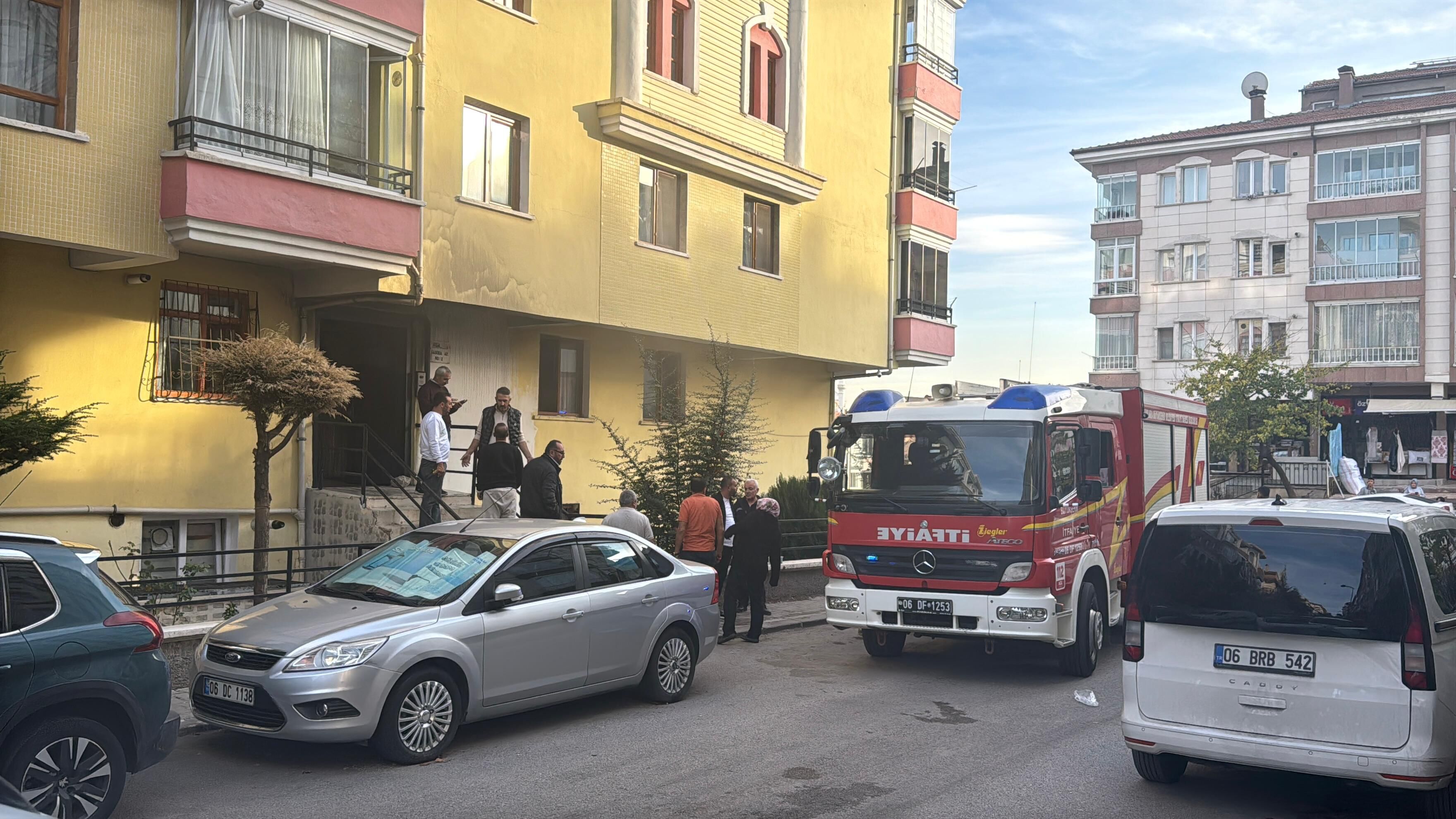 Başkentte çıkan yangında bir daire kullanılamaz hale geldi