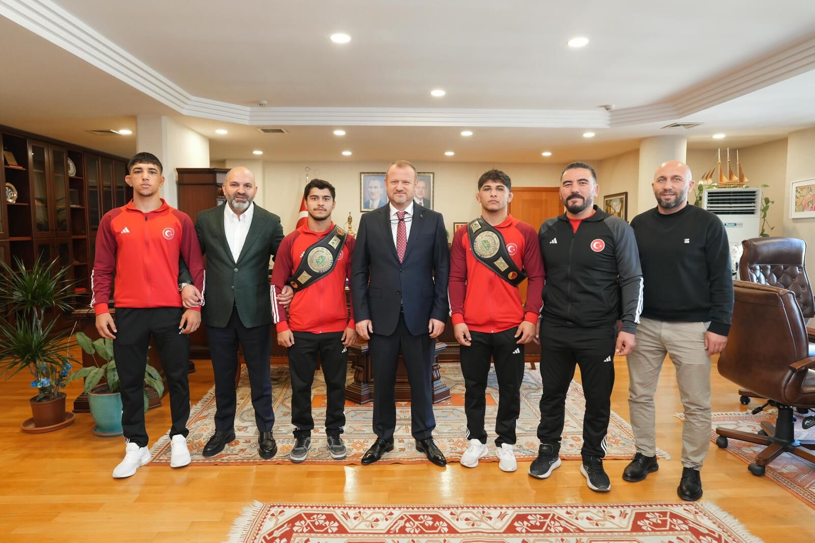 Dünya şampiyonu güreşçiler RTÜK'ü ziyaret etti