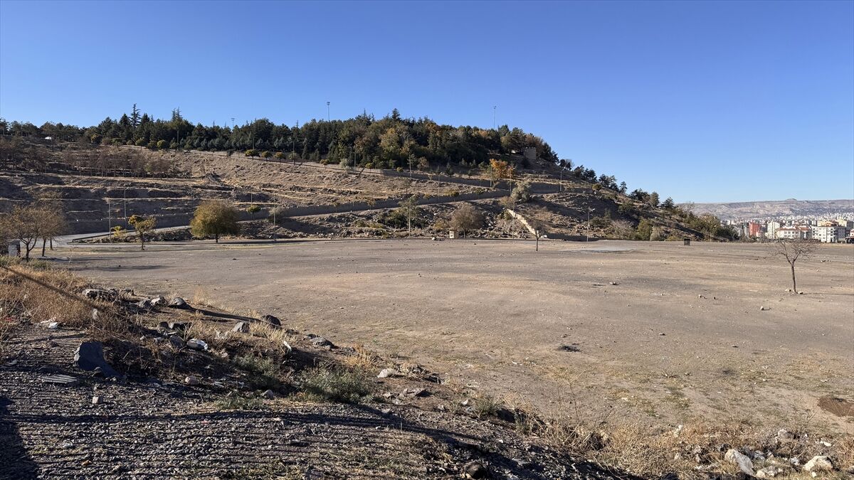 Kayseri'de bit pazarı kurulan alanın altında antik hipodrom olduğu belirlendi