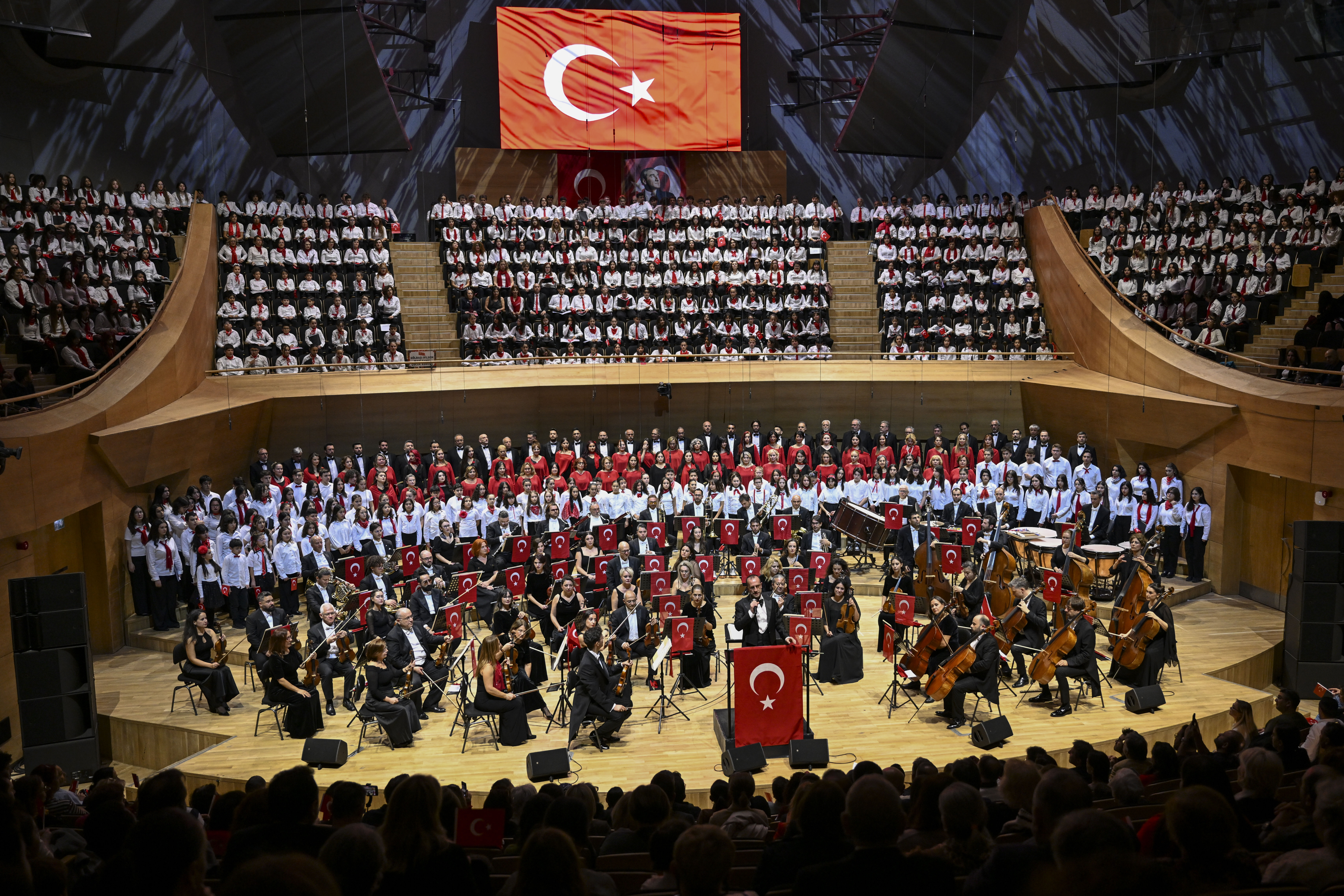 CSO ile Devlet Çoksesli Korosu 'Cumhuriyet Bayramı Özel Konseri' verdi