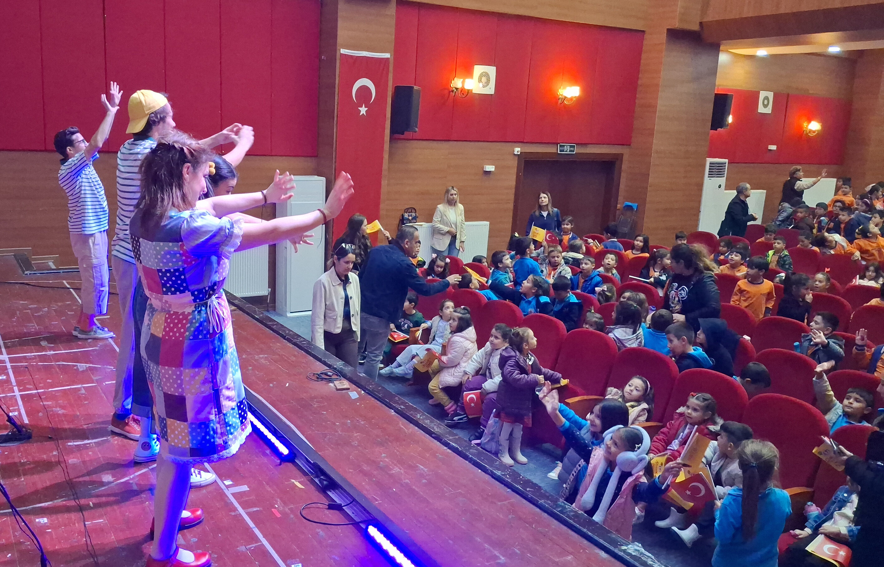 Beypazarı'nda öğrenciler için 'Bir Bilmecem Var Çocuklar' adlı oyun sahnelendi