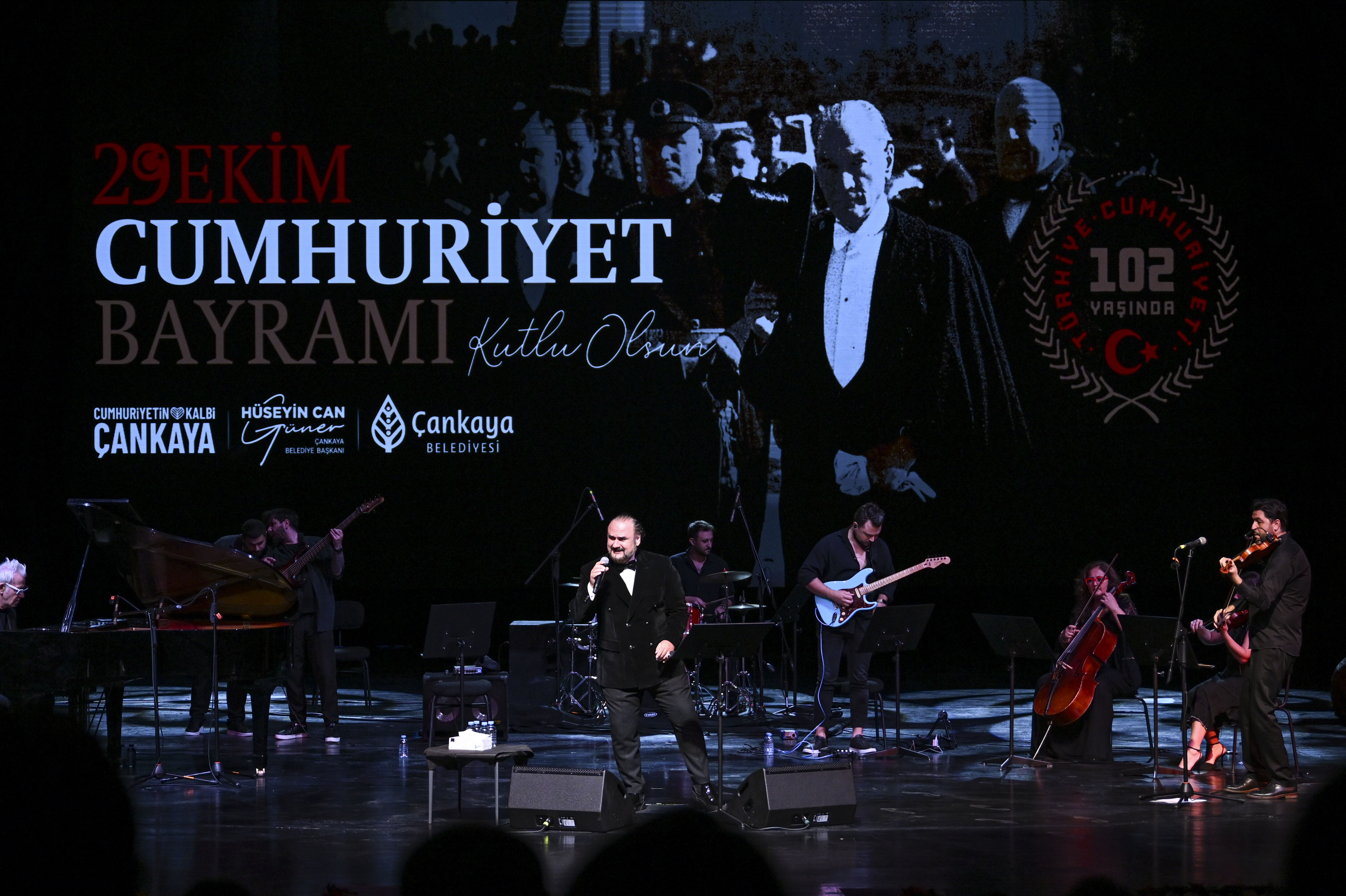 Çankaya Belediyesi, Cumhuriyet'in 102. yılını Hakan Aysev konseriyle kutladı