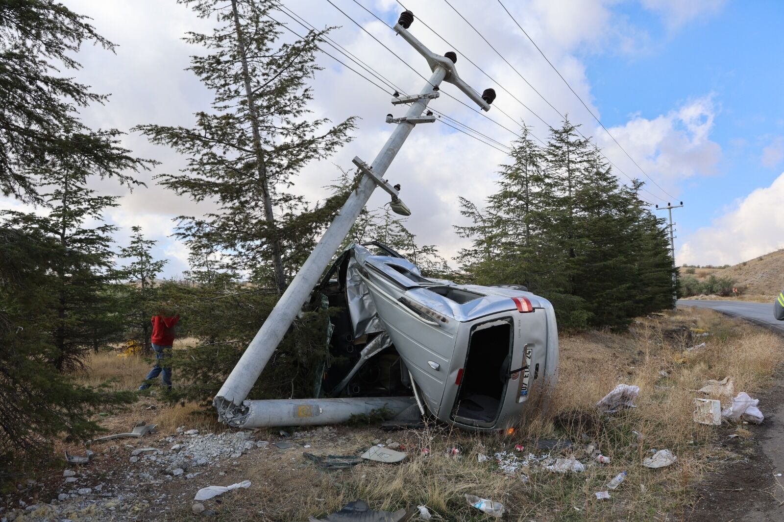 Nevşehir'de aracıyla elektrik direğine çarpan ehliyetsiz sürücü yaralandı
