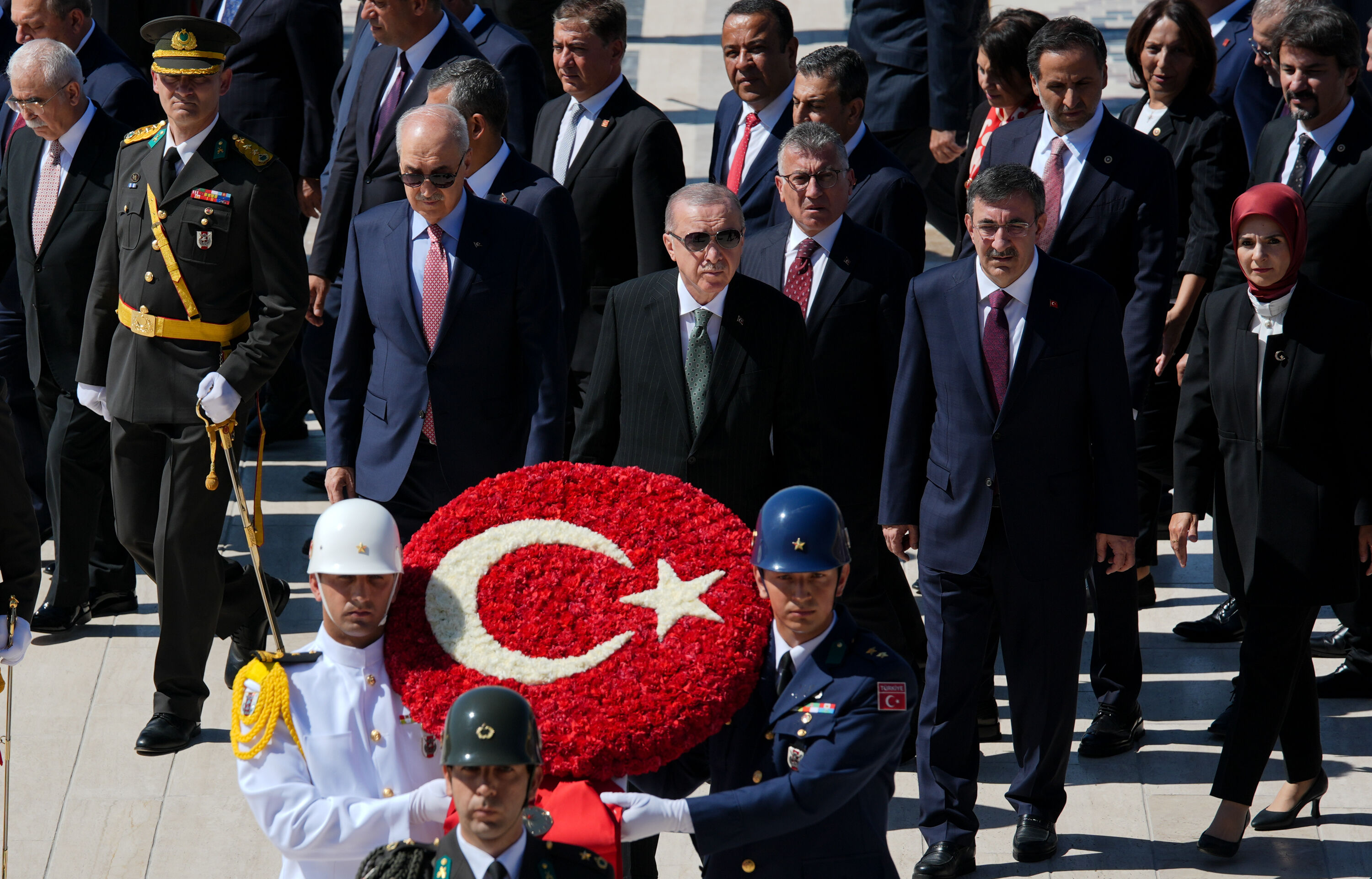 Cumhurbaşkanı Erdoğan başkanlığındaki devlet erkanı Anıtkabir'i ziyaret etti