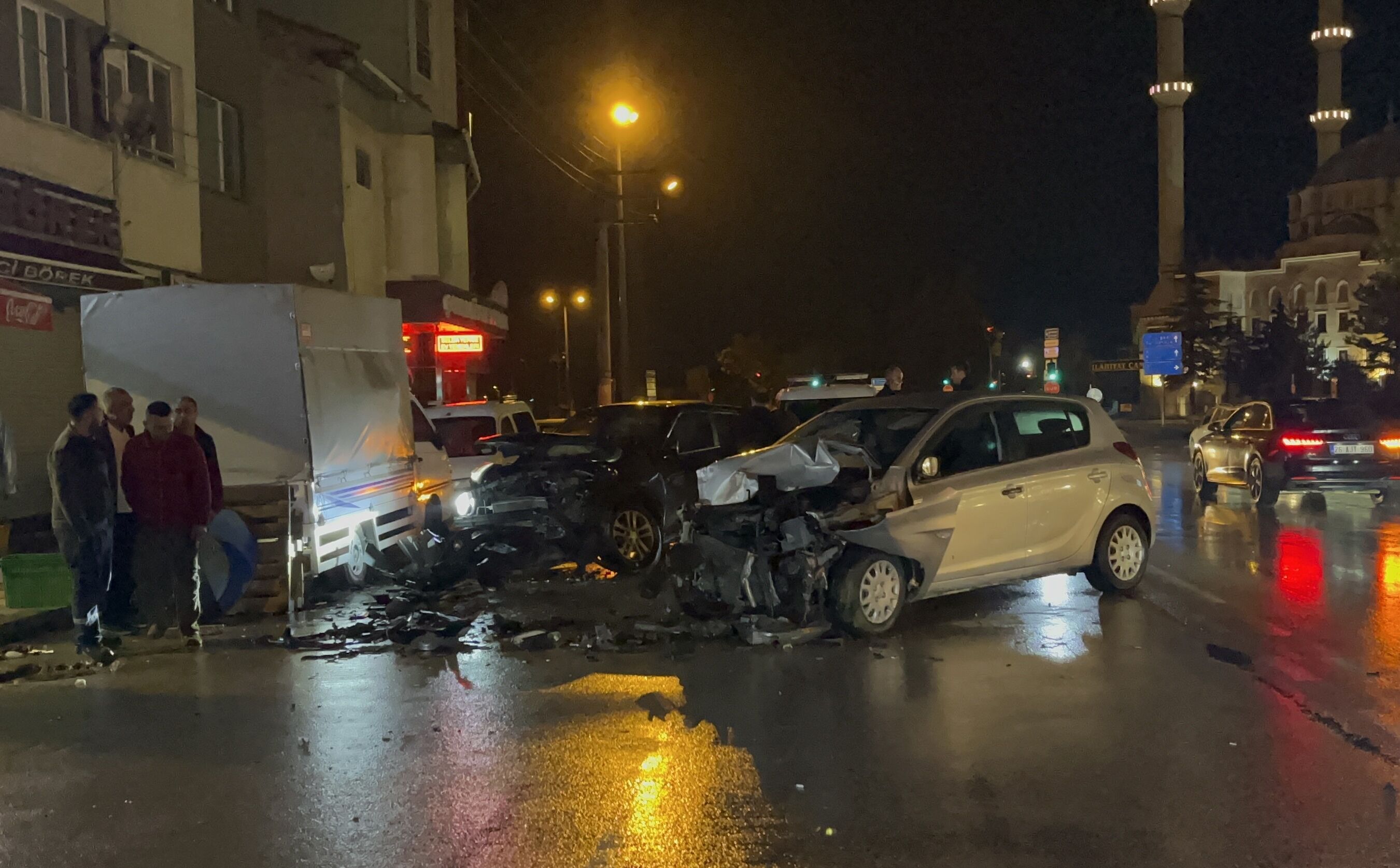 Eskişehir'de park halindeki araçlara çarpıp kaçan sürücü başka bir araçla çarpıştı