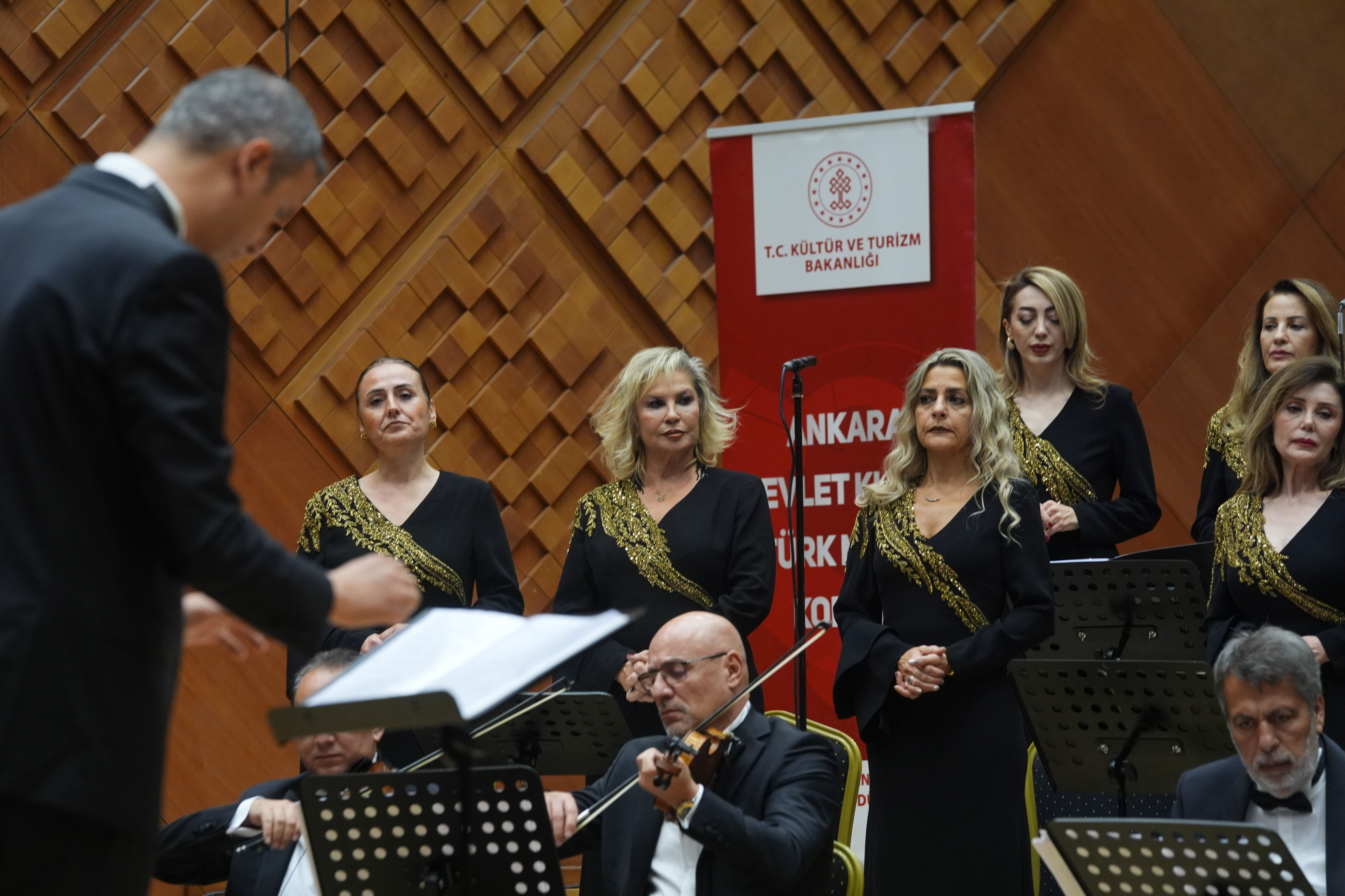 Ankara Devlet Klasik Türk Müziği Korosu 'Cumhuriyet Coşkusu' konseri verdi