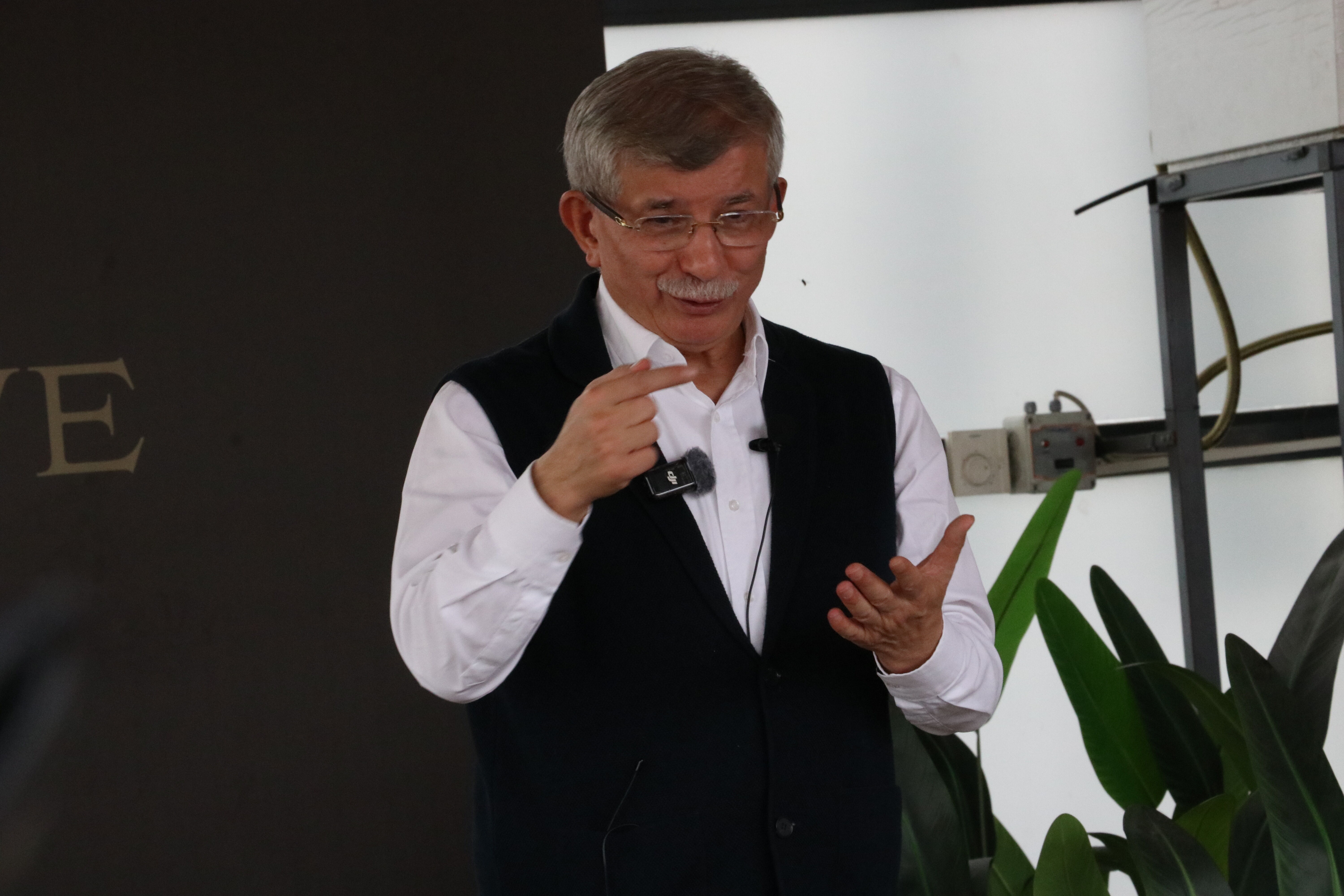 Gelecek Partisi Genel Başkanı Davutoğlu, Kayseri'de 'Küresel Vicdan' konulu söyleşiye katıldı: