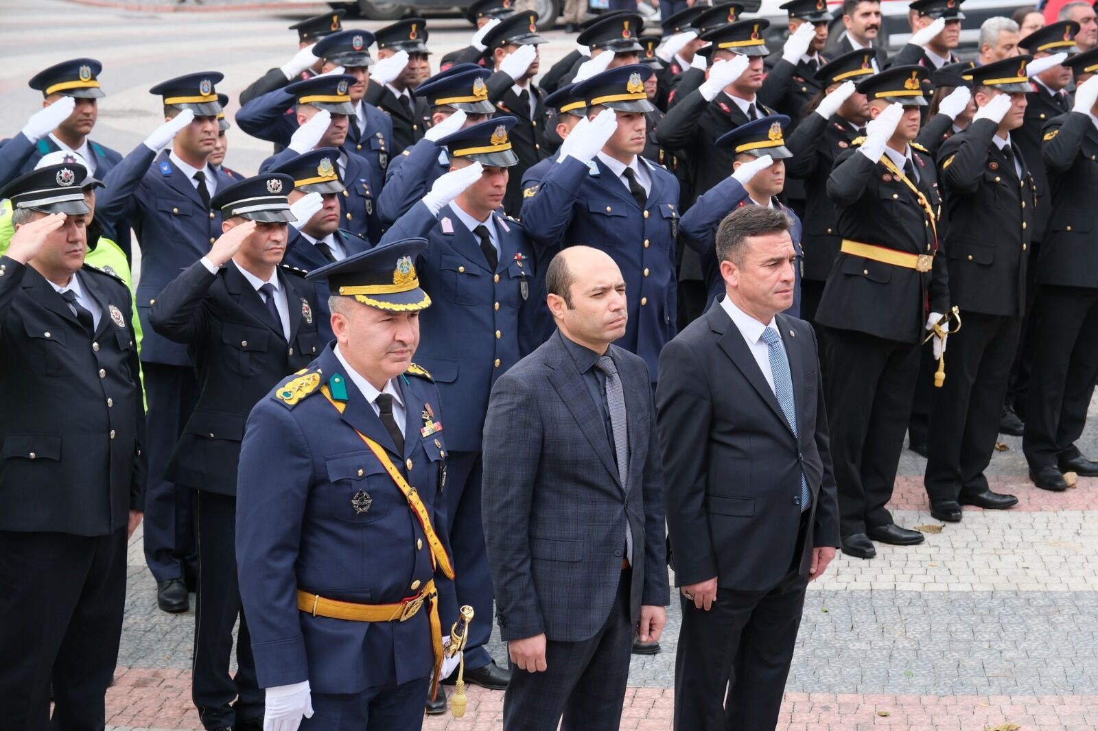 Sivrihisar’da 29 Ekim Coşkusu Çelenk Töreni ile Başladı