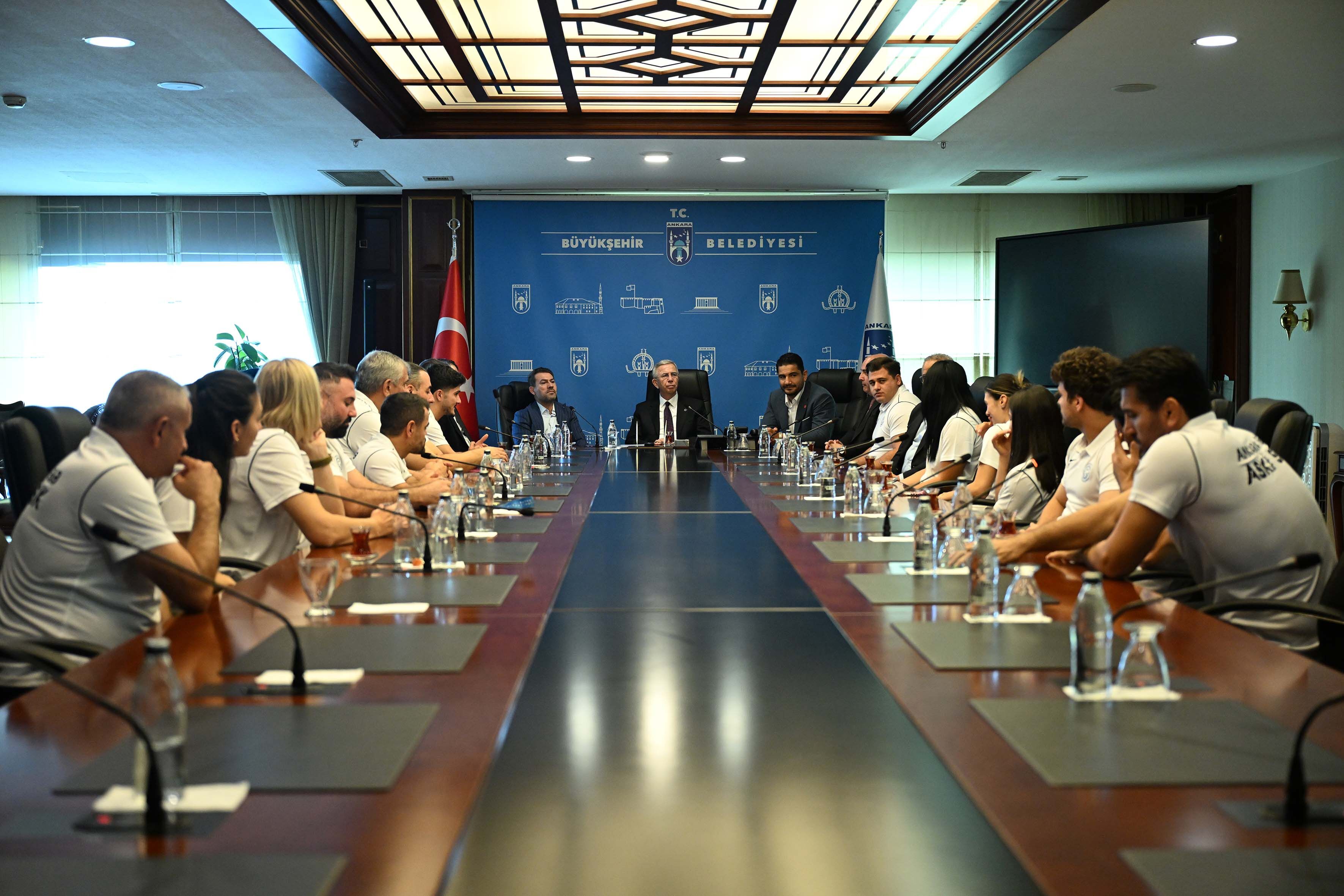 ABB Başkanı Yavaş, ASKİ Spor Kulübü sporcularıyla bir araya geldi