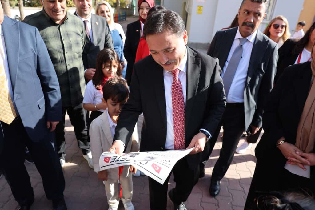 Vali Çiçek, anaokulu öğrencilerinin Cumhuriyet coşkusuna ortak oldu