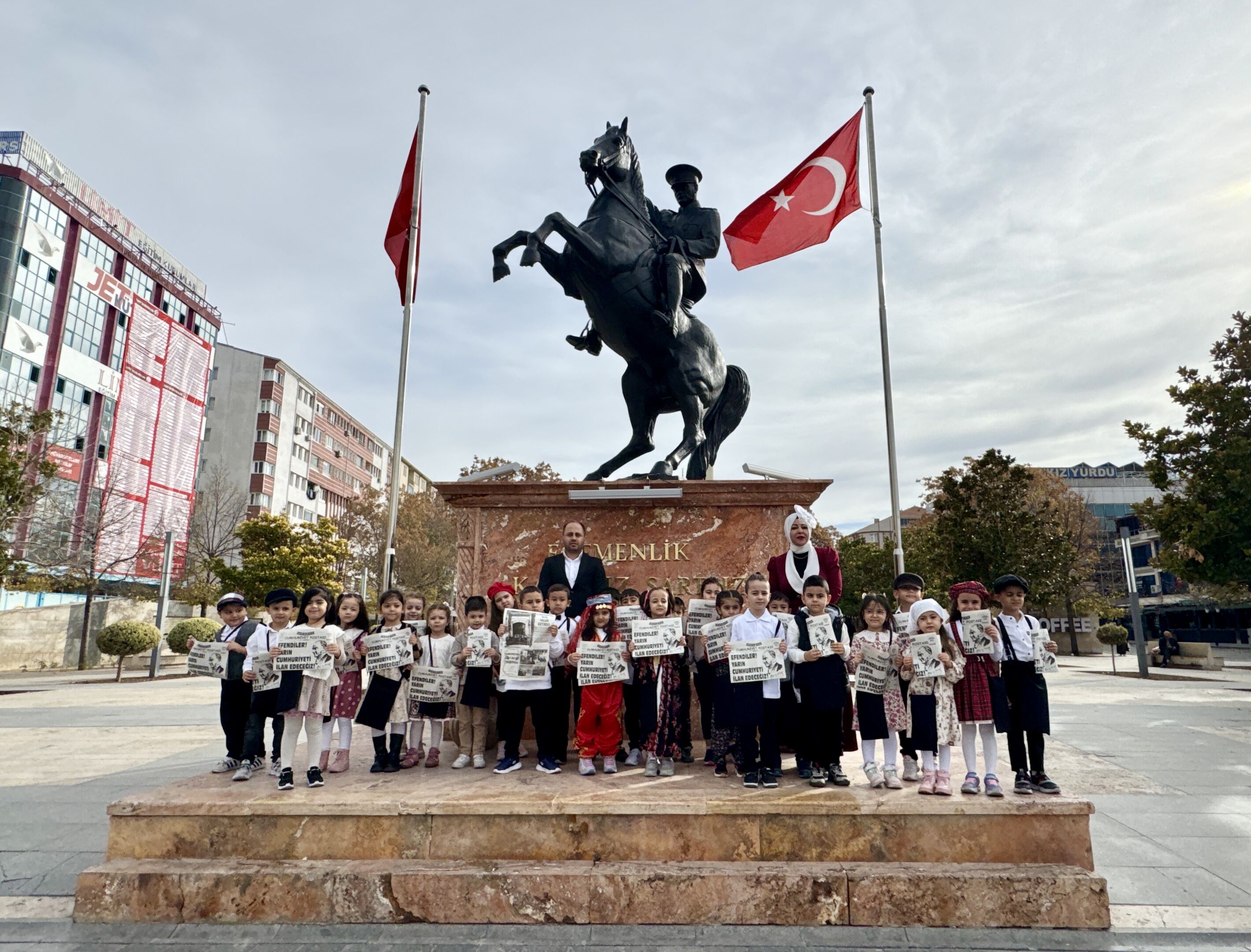 Kırşehir'de öğrenciler Cumhuriyet'in ilanını duyuran temsili gazeteyi dağıttı