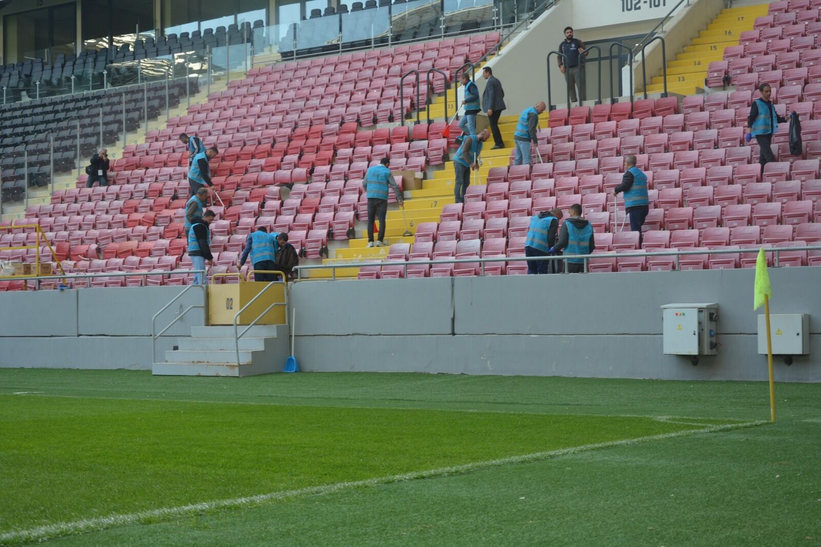 Ankara'da denetimli serbestlik hükümlüleri süper lig maçı öncesi stadyum temizliğine katıldı