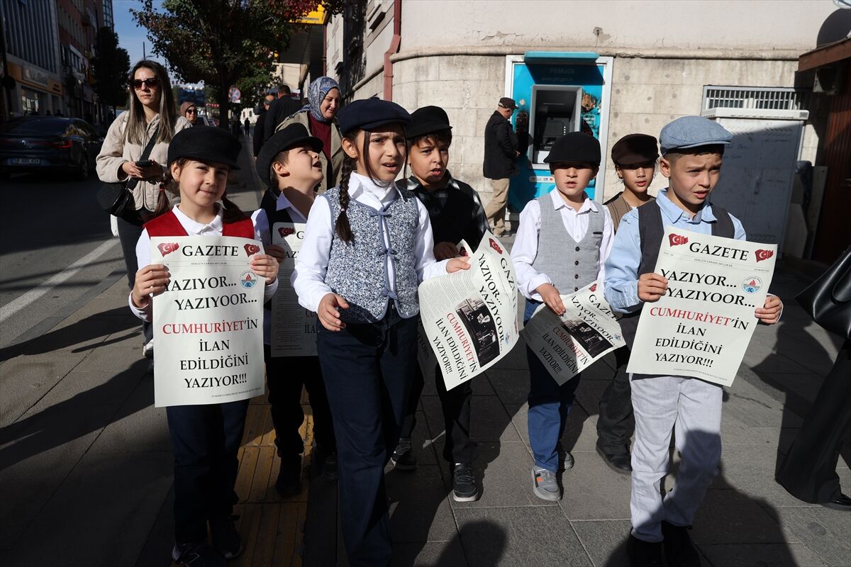 Sivas'ta öğrenciler Cumhuriyet'in ilanını duyuran temsili gazete dağıttı