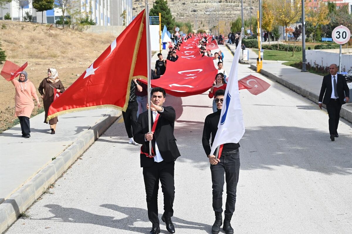Çankırı Karatekin Üniversitesinde Cumhuriyet'in kuruluşunun 102. yılı 102 metrelik Türk bayrağı ile kutlandı