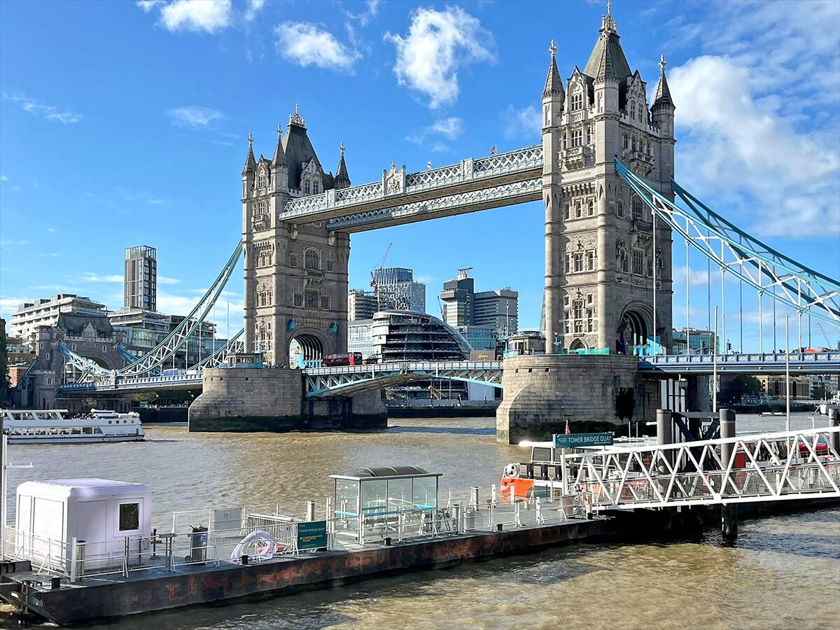 Karmod kabinleri Tower Bridge'in tadilatında ofis olarak kullanılacak