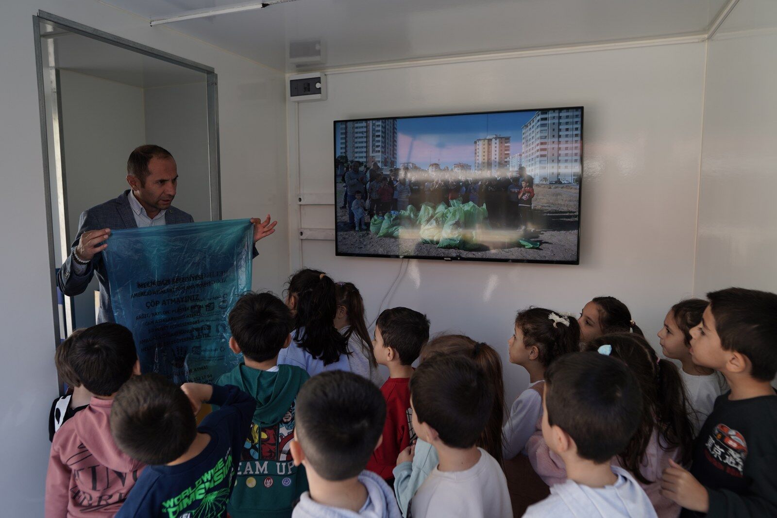 Melikgazi'de 'Mobil Sıfır Atık Toplama ve Eğitim Aracı'nda öğrencilere eğitim veriyor