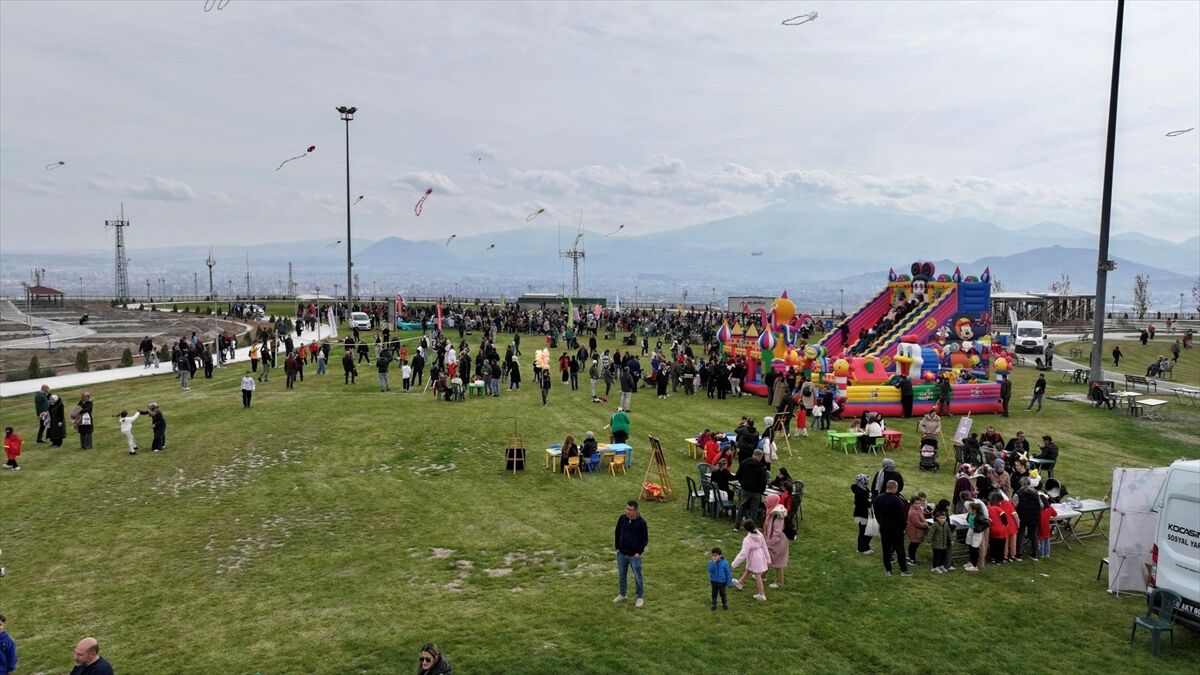 Kocasinan'da uçurtmalar gökyüzünü renklendirdi
