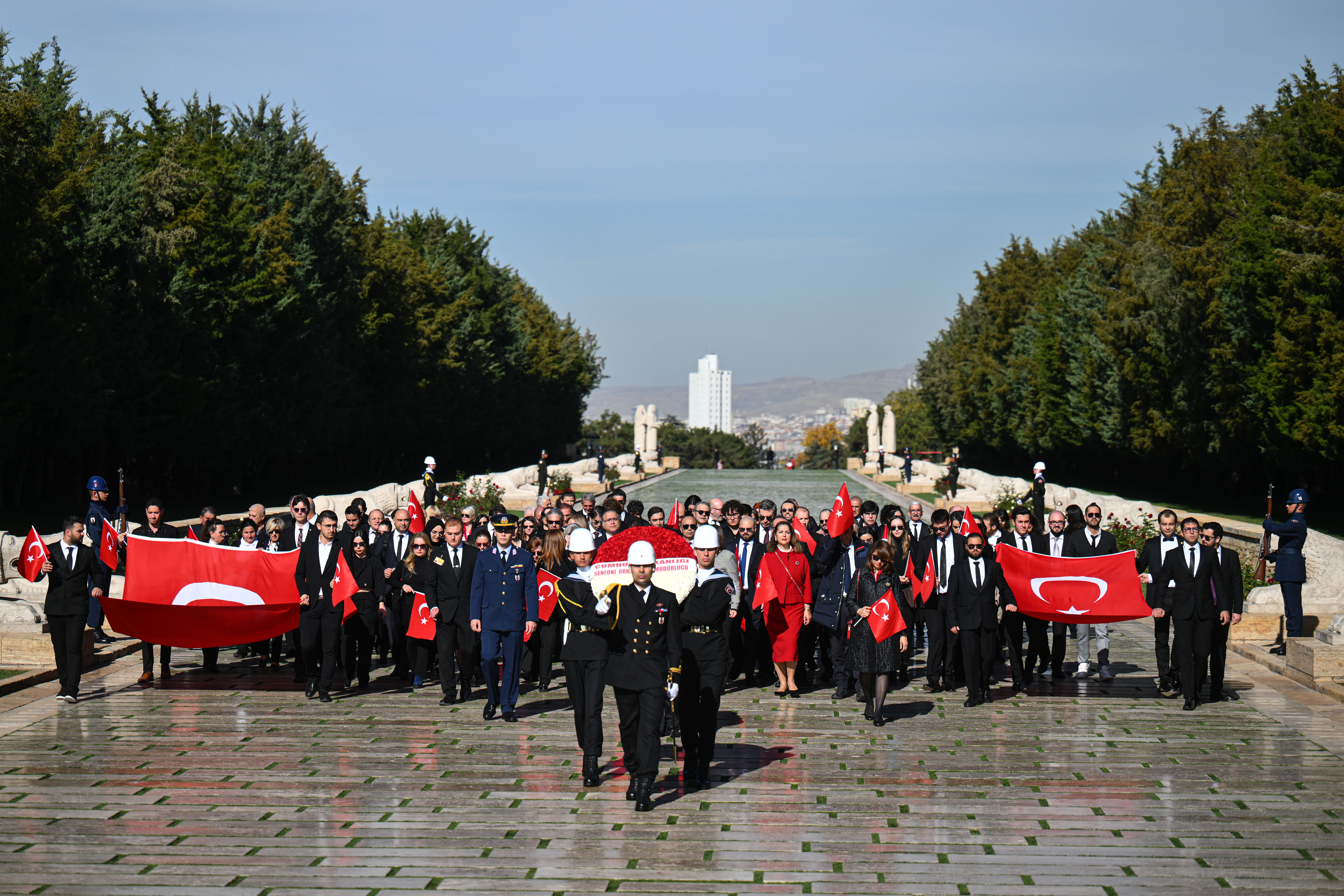 Cumhurbaşkanlığı Senfoni Orkestrası'ndan Anıtkabir'e '200. yıl' ziyareti