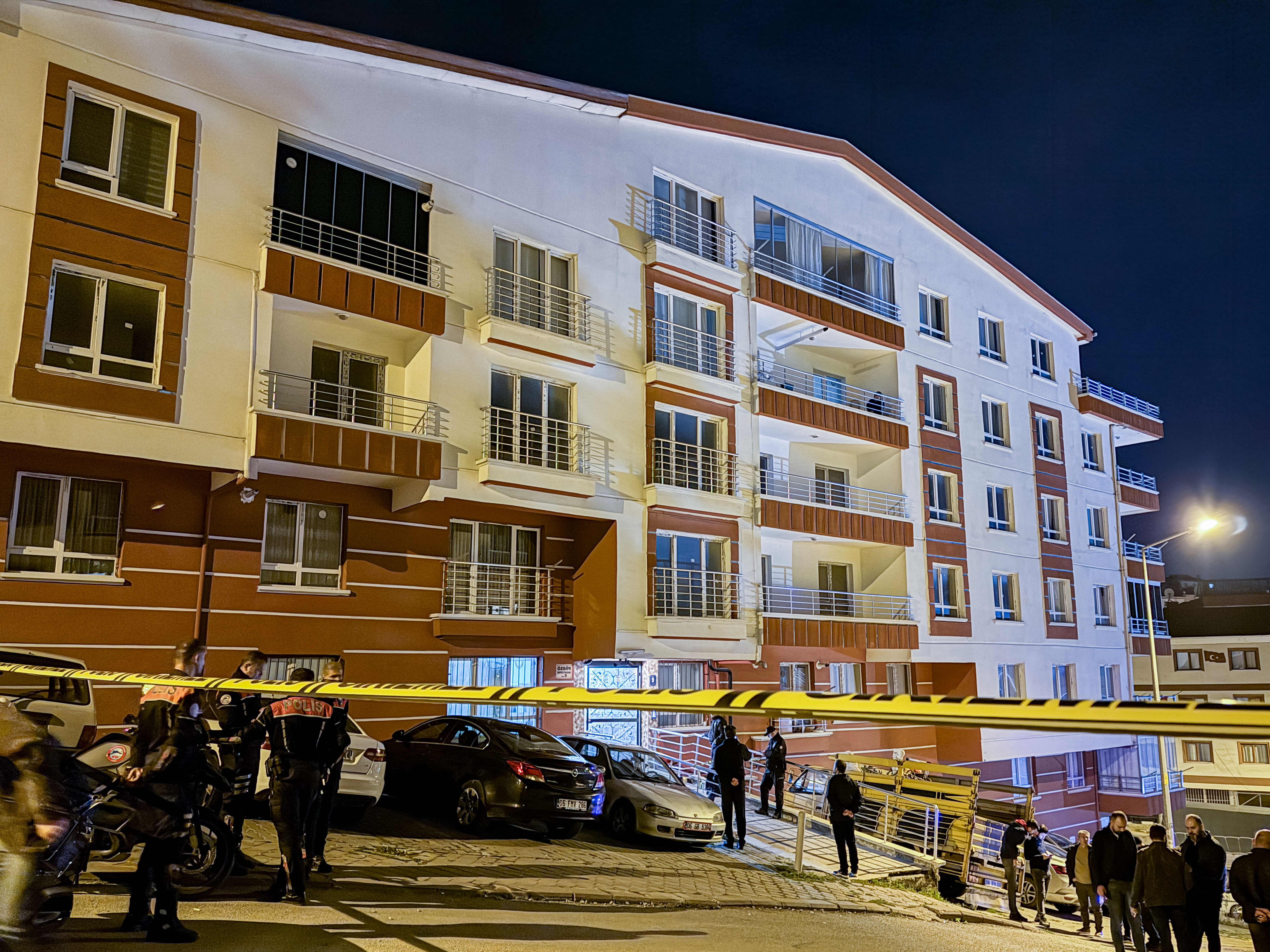 Keçiören'de uyuşturucu operasyonunda polis memuru silahla yaralandı