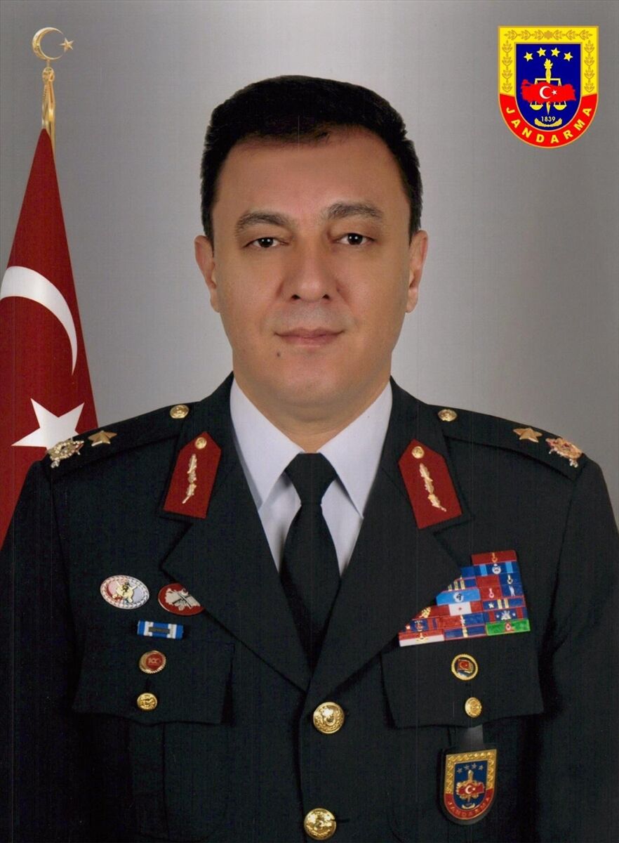Bakan Yerlikaya'dan vefat eden Tuğgeneral Akşit için başsağlığı mesajı