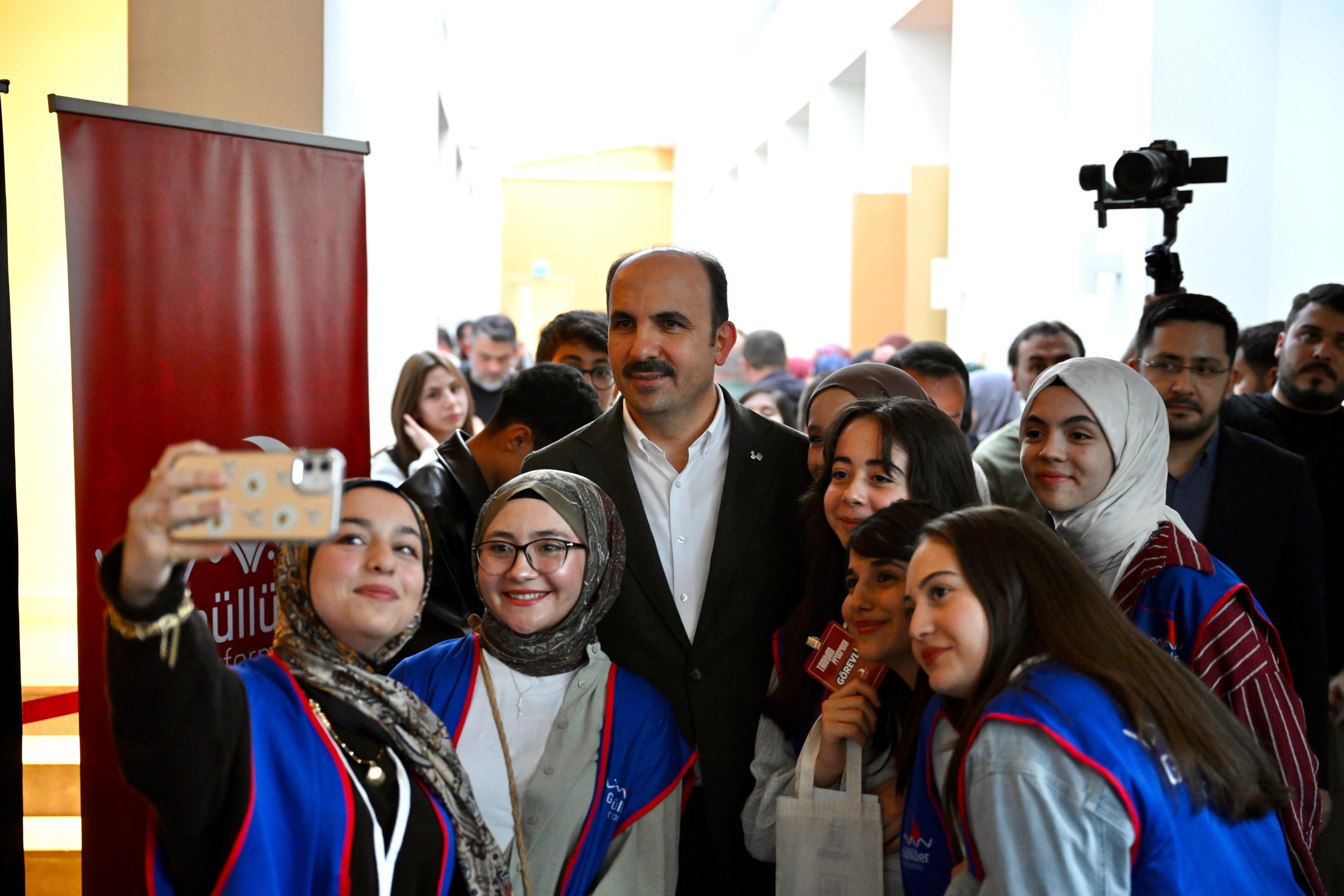 Konya Büyükşehir Belediye Başkanı Altay, Liman Gönüllüleri Platformu üyesi gençlerle buluştu