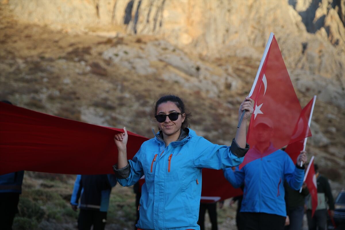 Niğde'de Cumhuriyet'in kuruluşunun 102. yılı dolayısıyla Aladağlar'a tırmanacak dağcılar kamp kurdu