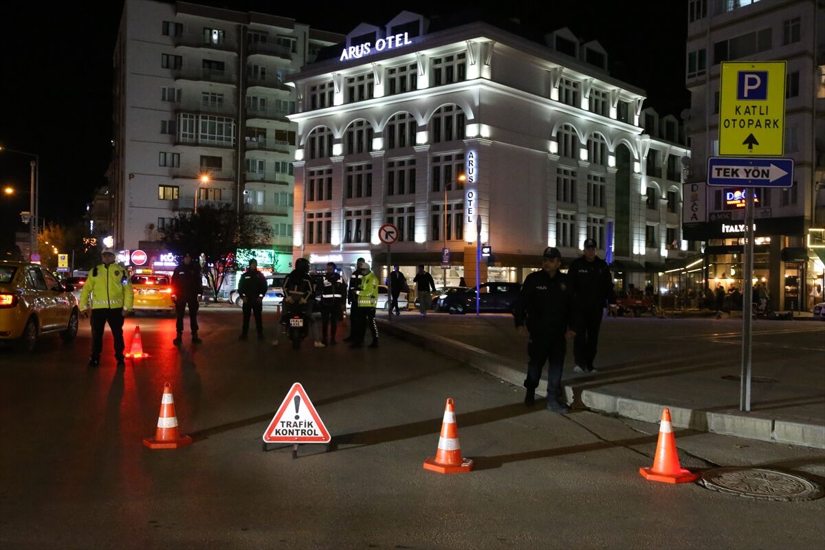 Eskişehir'de asayiş ve trafik uygulamasında aranan 3 şüpheli yakalandı