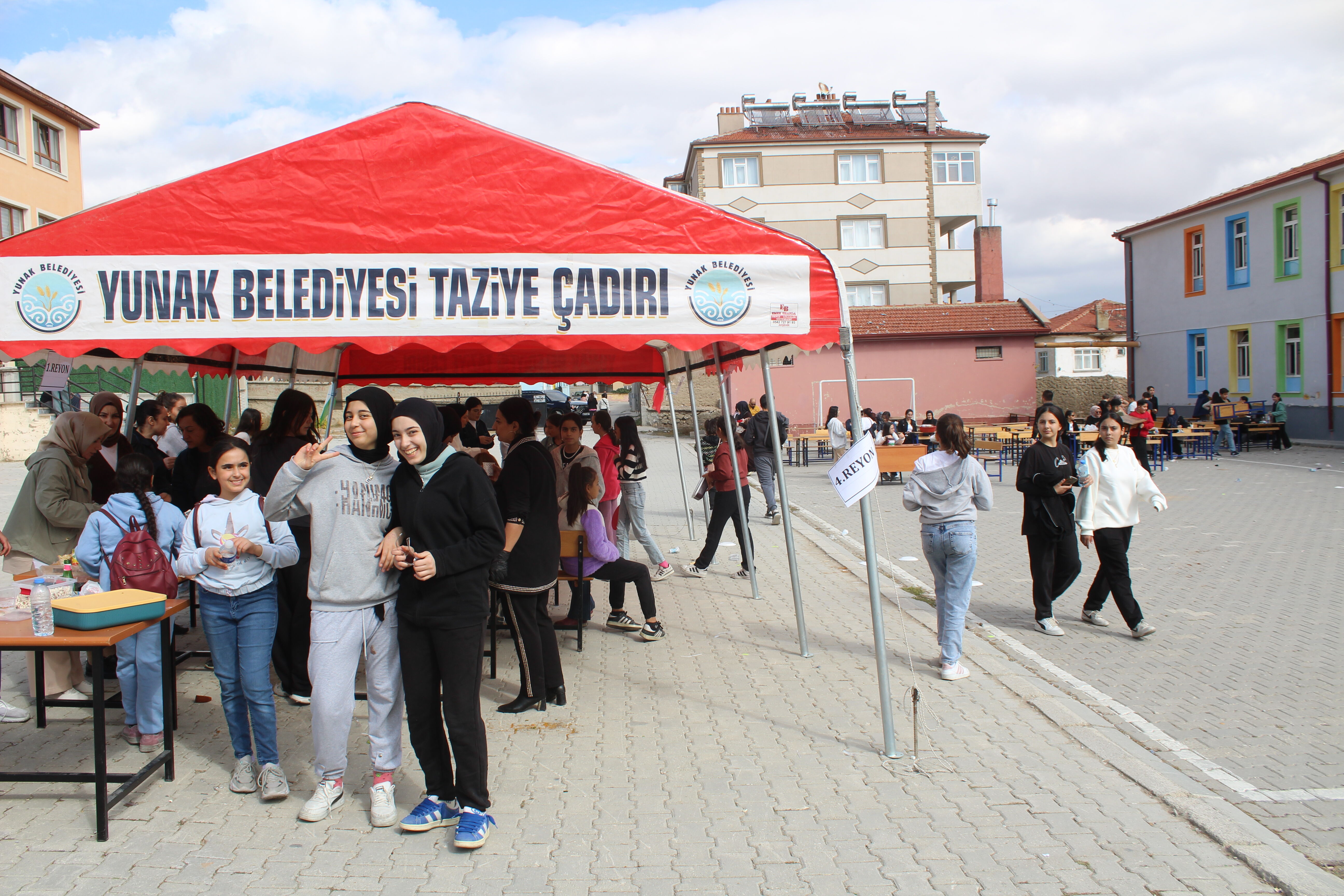 Yunak'ta ortaokul öğrencileri Gazze'li çocuklar için kermes düzenledi