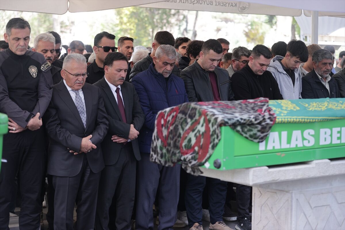 Kayseri'de eski eşi tarafından öldürülen üniversite öğrencisi kadının cenazesi defnedildi