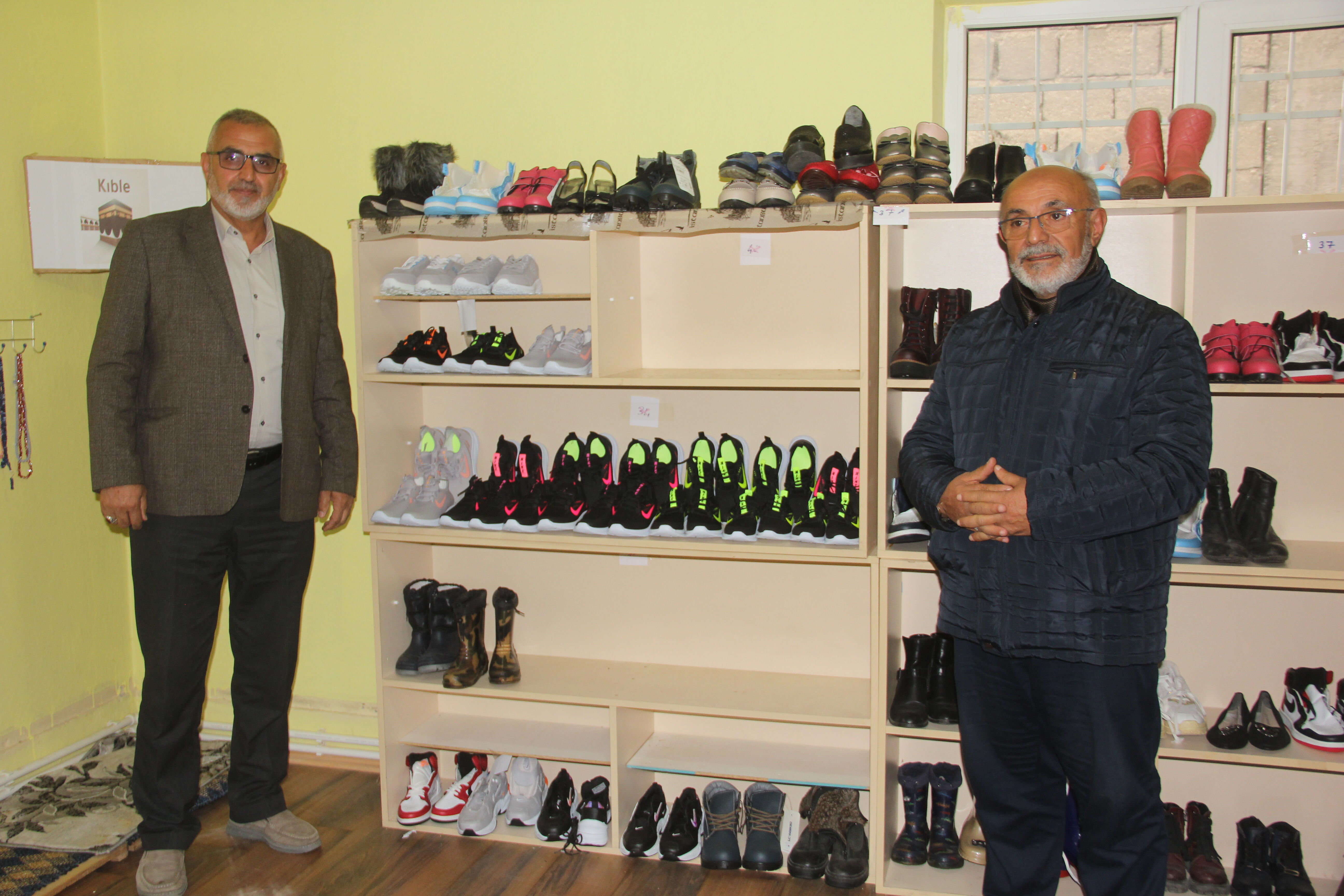 Zara Belediyesi Sosyal Market'e giysi desteği