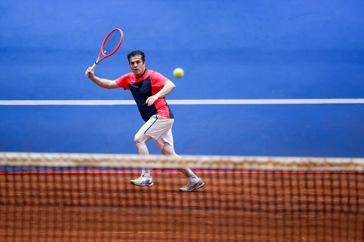 Konyalı sanayiciler fabrikada açılan toprak tenis kortta ter döküyor