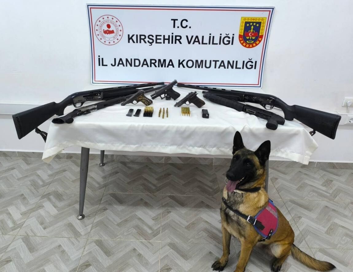 Kırşehir'de ruhsatsız 4 tüfek, 5 tabanca ve 102 fişek ele geçirildi